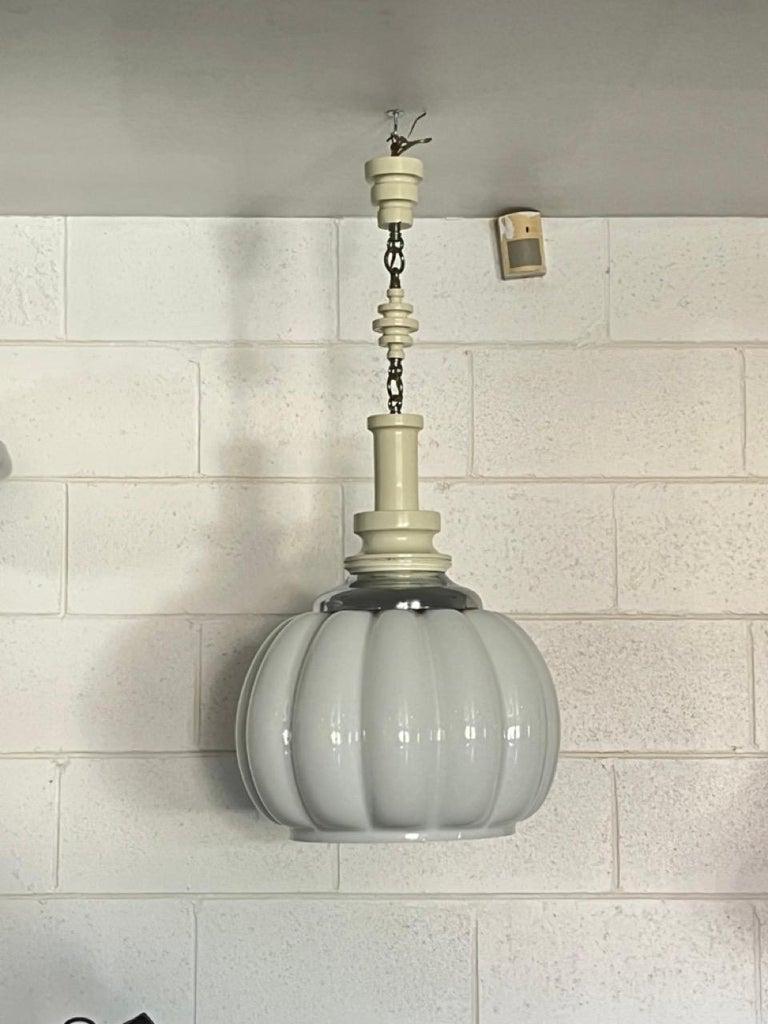 Space Age Lampada a sospensione italiana rotonda in vetro bianco  1960s in vendita