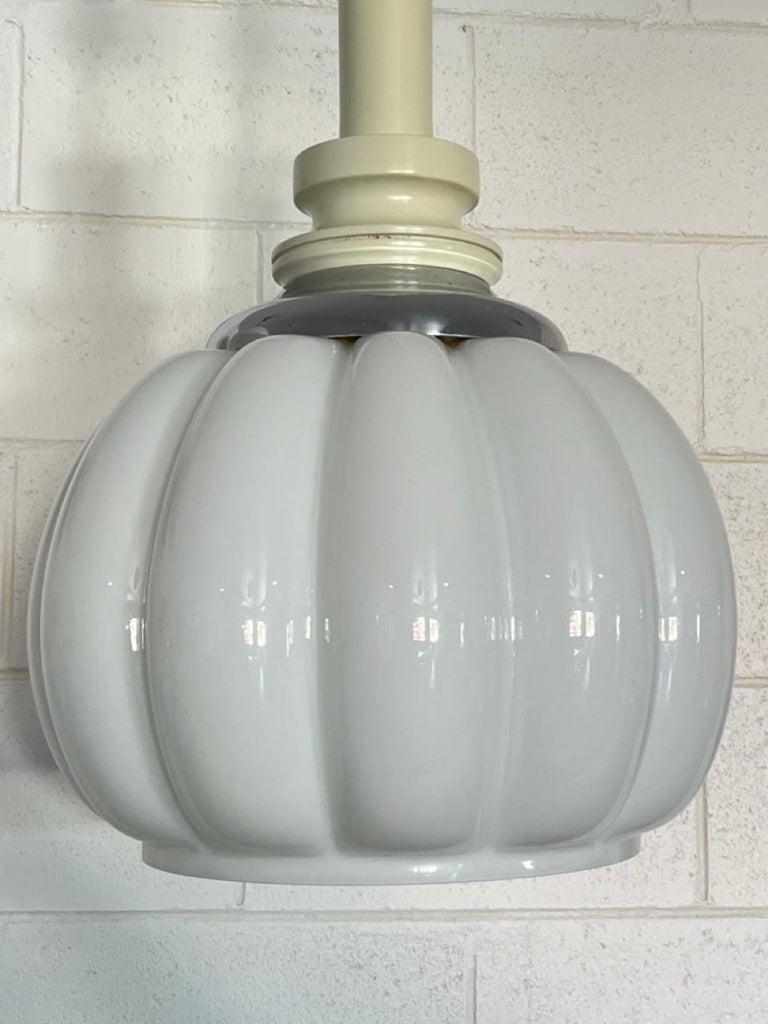 Italiano Lampada a sospensione italiana rotonda in vetro bianco  1960s in vendita