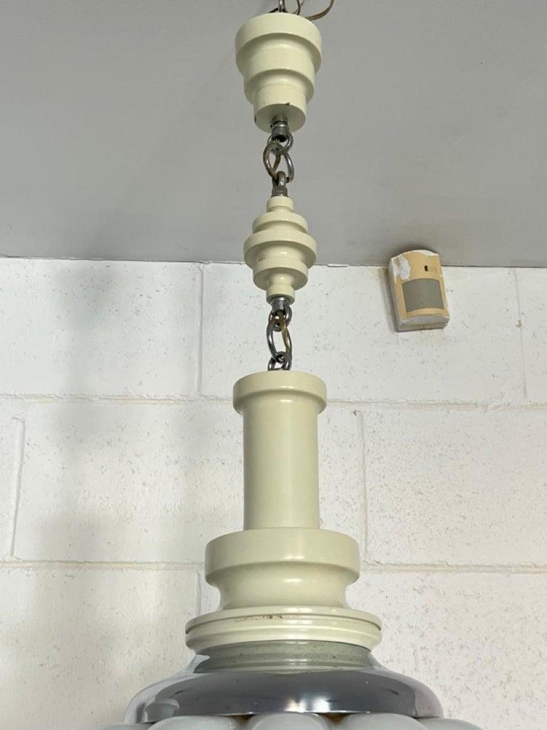 Lampada a sospensione italiana rotonda in vetro bianco  1960s In condizioni buone in vendita a Byron Bay, NSW