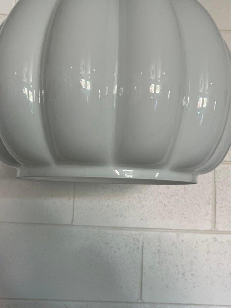 Vetro Lampada a sospensione italiana rotonda in vetro bianco  1960s in vendita
