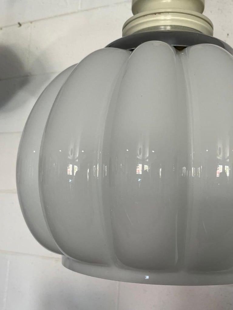 Lampada a sospensione italiana rotonda in vetro bianco  1960s in vendita 1