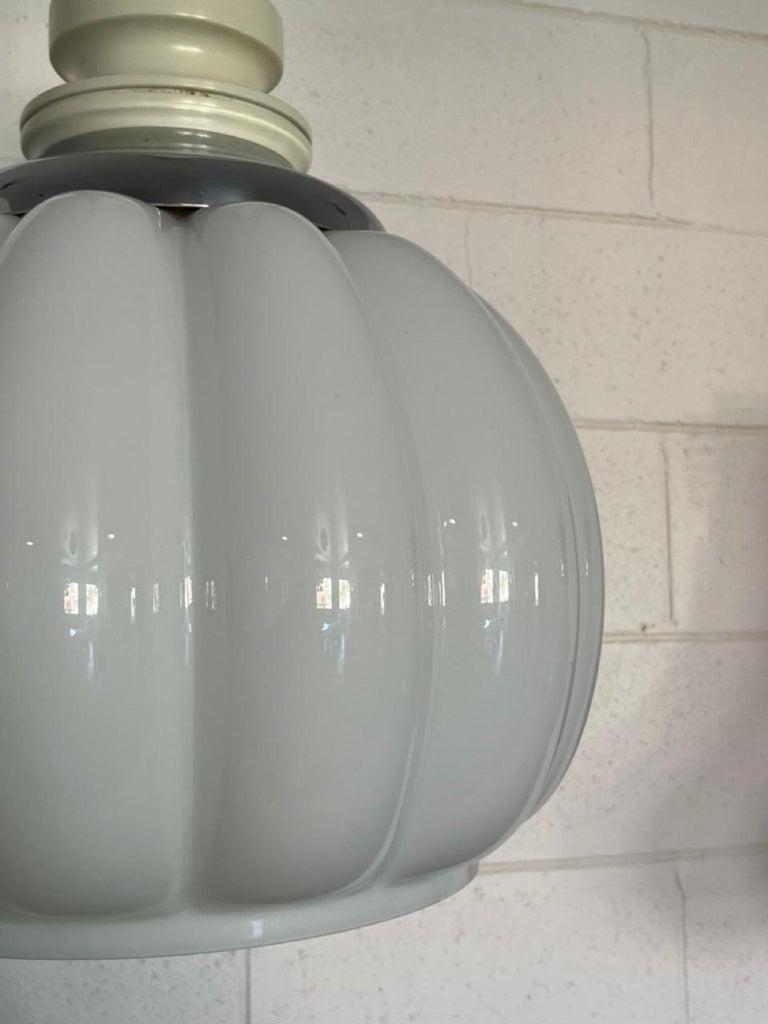 Lampada a sospensione italiana rotonda in vetro bianco  1960s in vendita 2