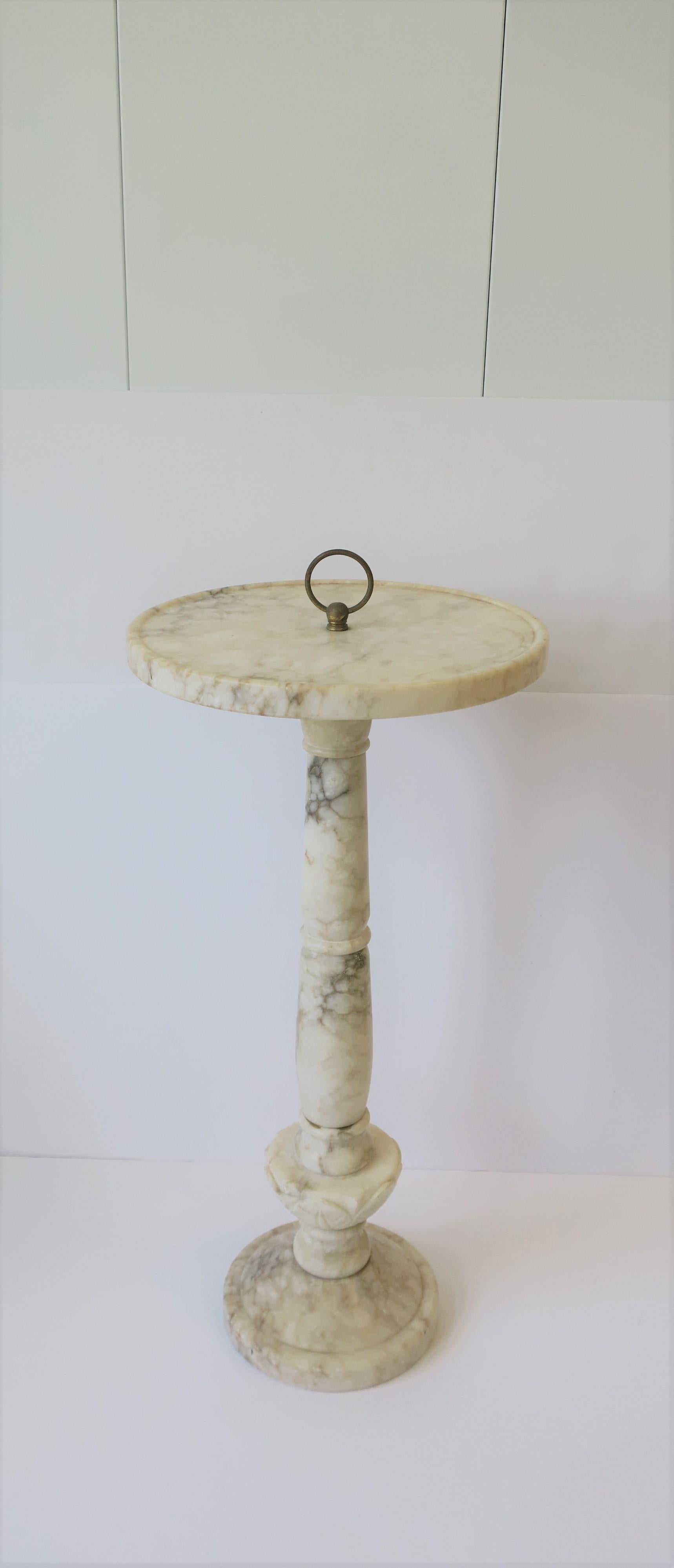 A beautiful and substantial Italian round alabaster marble side or drinks table with loop detail at top. Alabaster marble is predominantly white with tan/caramel/honey color veining, circa mid-20th century, Italy. 

Table measures: 24.5