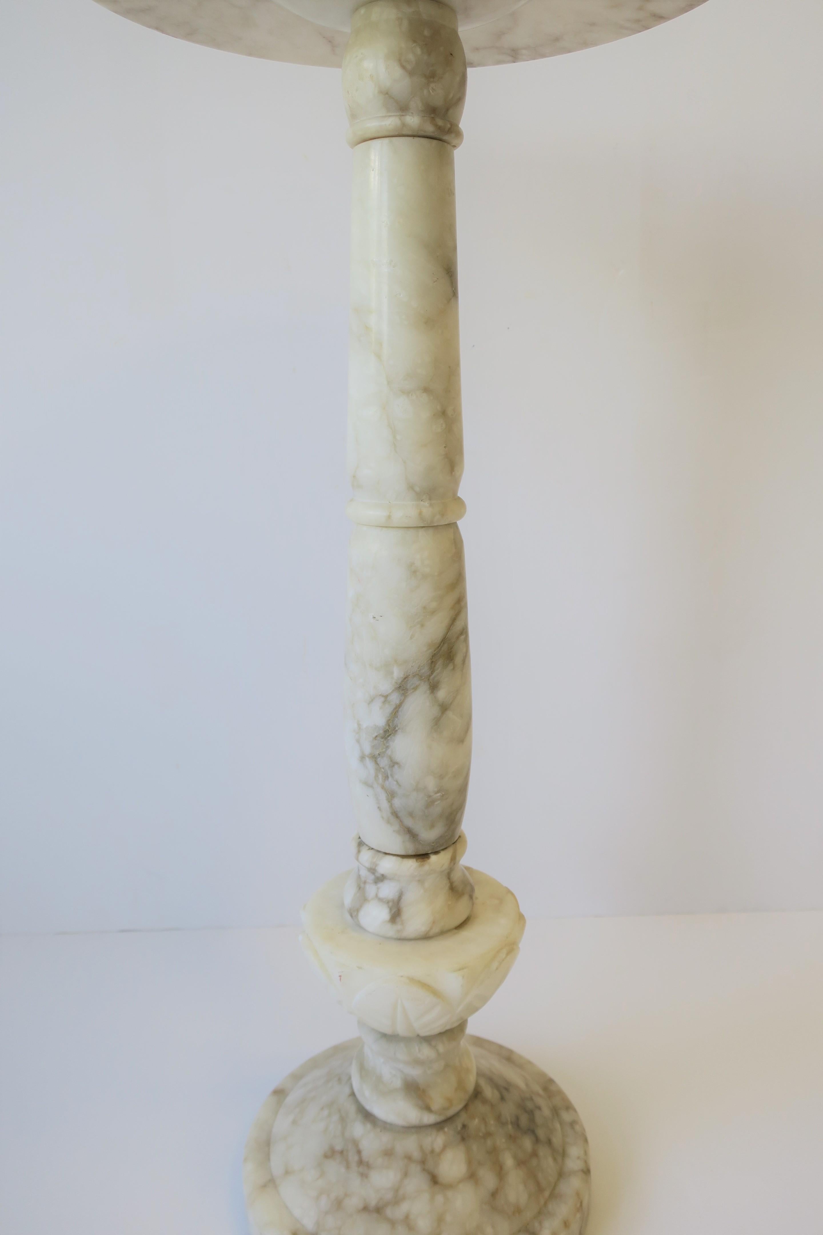 Italian White Marble Round Side or Drinks Table In Good Condition In New York, NY