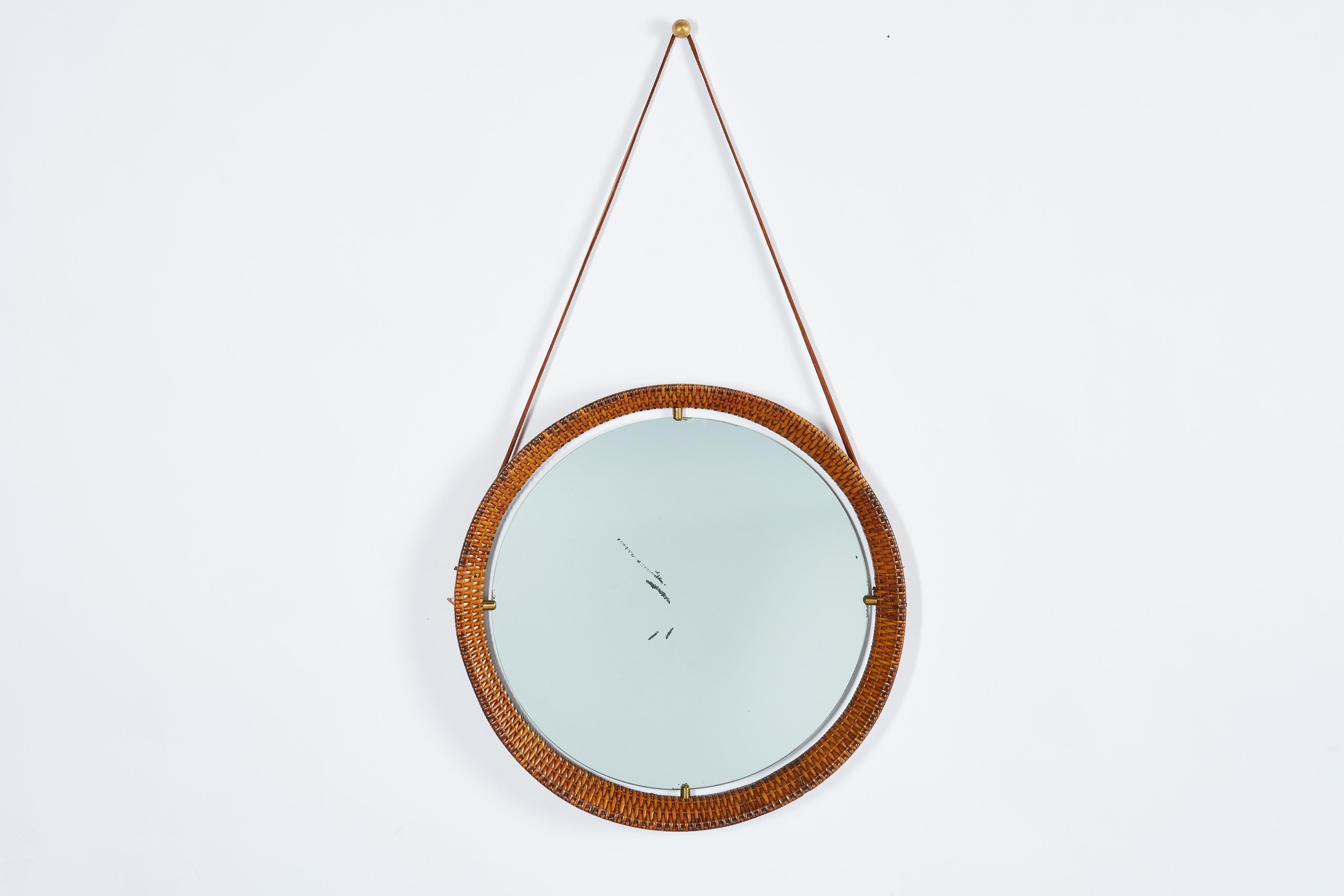 1950's Italian woven wicker mirror in a circle shape with original leather hanging 

Brass clasp hardware with floating mirror with great patina to original mirror ((which can be replaced upon request) 

Italy, 1950s