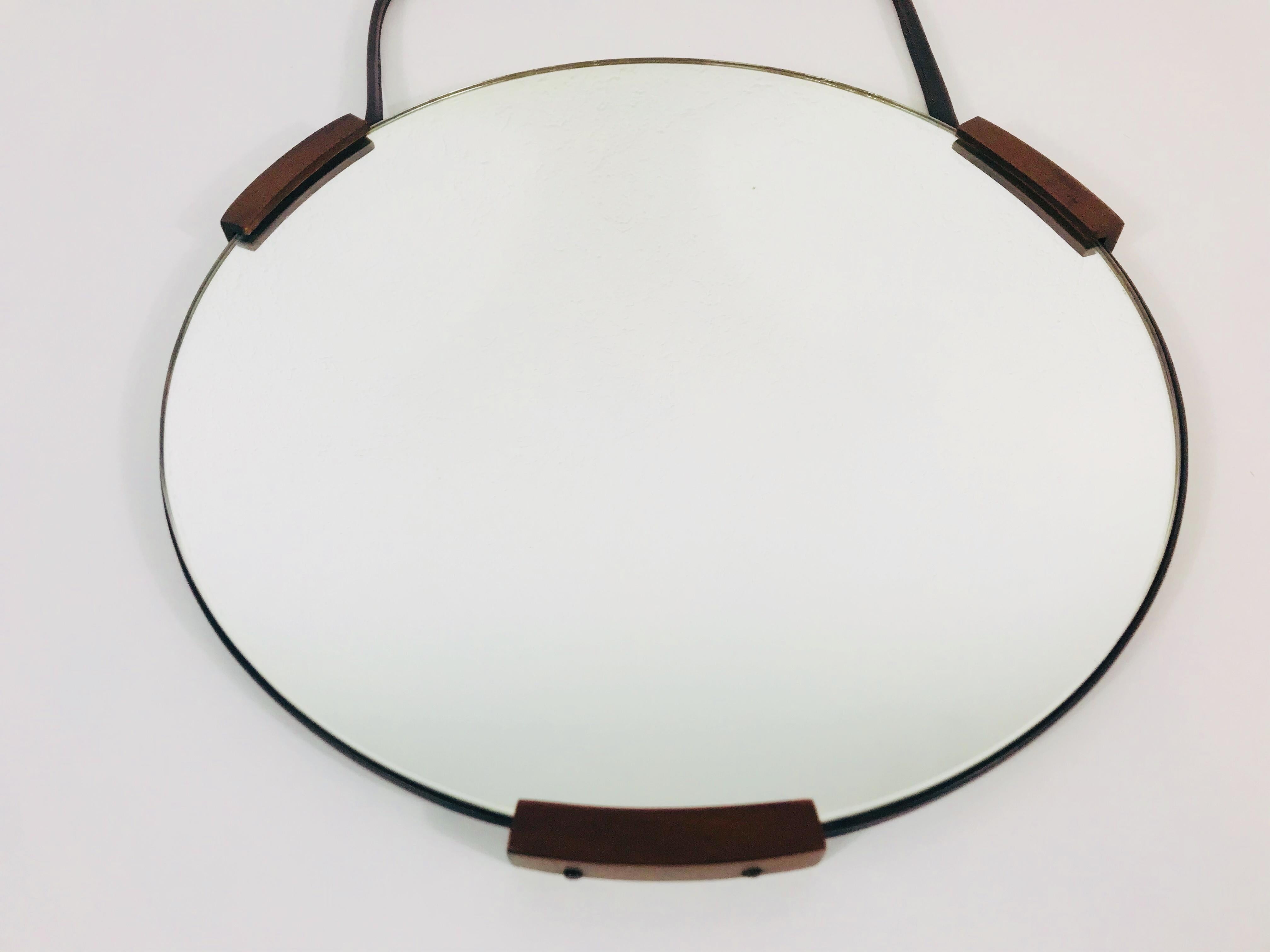 A round Italian hanging wall mirror. 3 wooden frame parts. Leather frame and hanging rope. Beautiful with its amazing design.

  