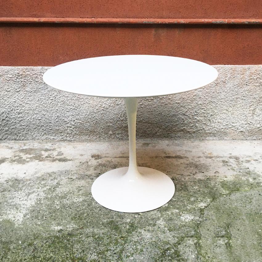 Italian rounded laminated top tulip dining table by Eero Saarinen for knoll 1973
Laminate and aluminium round table by Eero Saarinen for knoll, from 1973. It comes from a house of Milan, from Italian and European provenience. The white tulip table