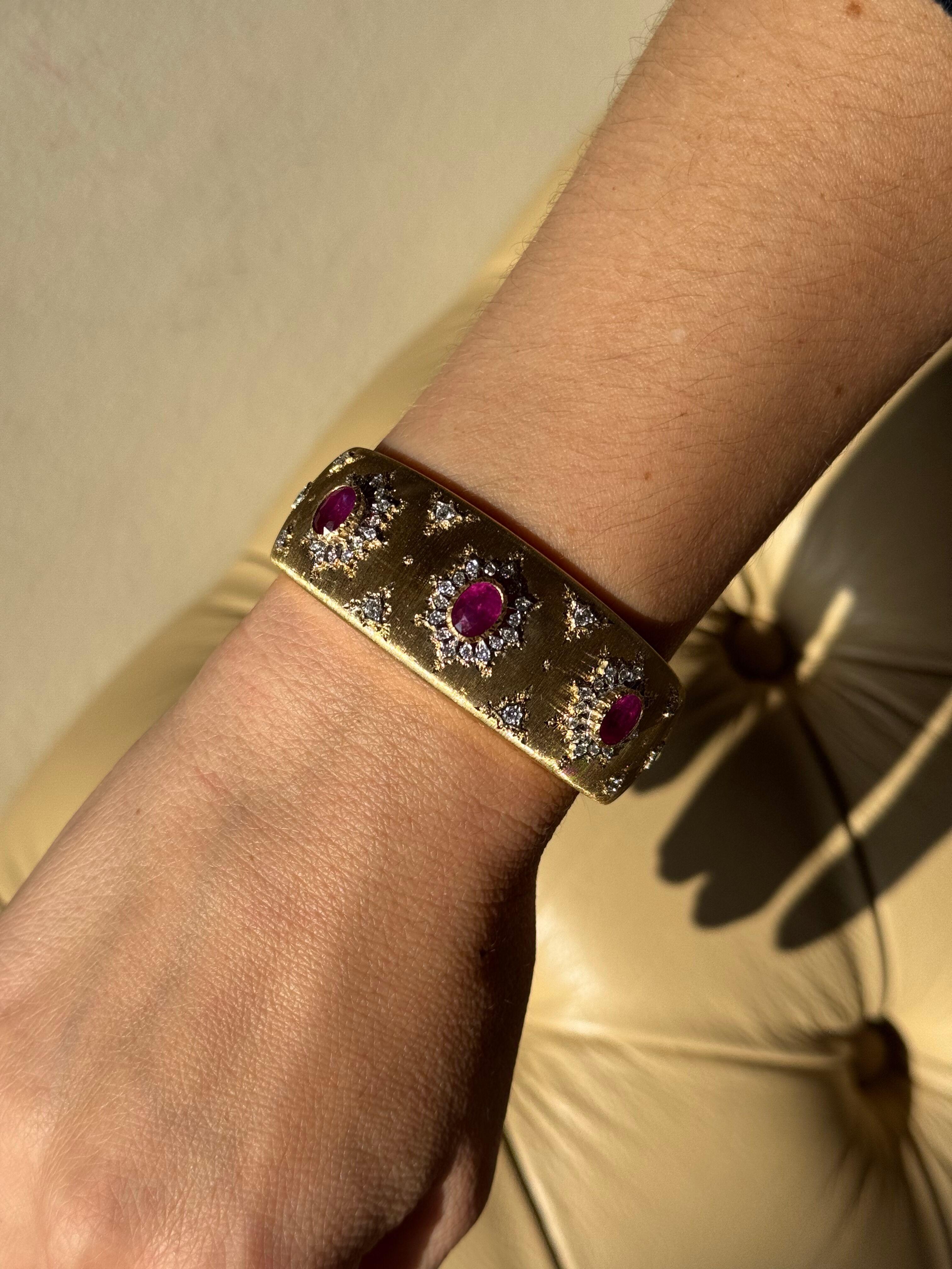 Bracelet manchette en or 18k brossé à la main, fabriqué en Italie, serti de 3 rubis ovales et d'environ 1,20ctw de diamants H/VS.

Le bracelet s'adapte à un poignet d'environ 7