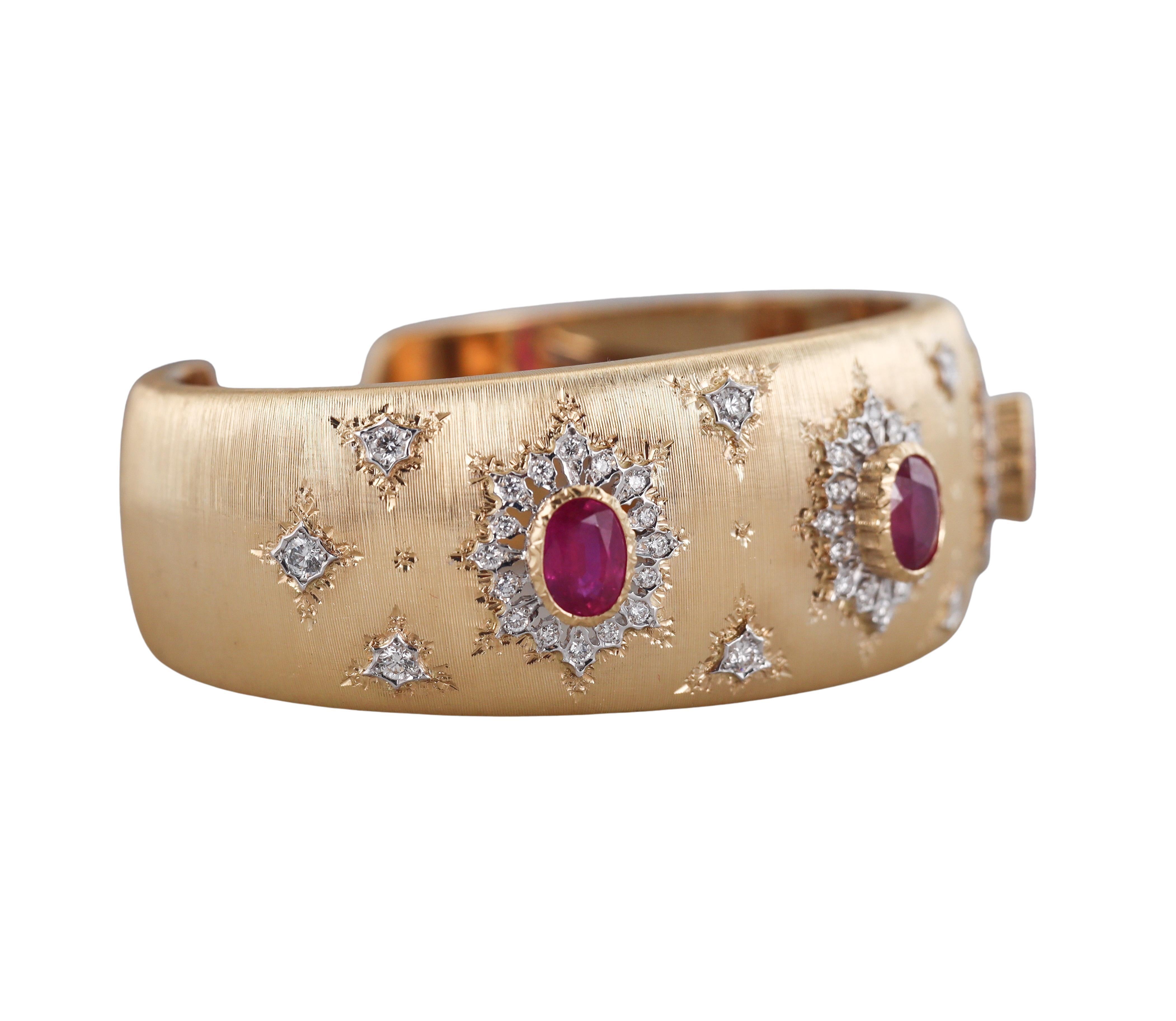 Taille ronde Bracelet manchette classique en or avec rubis et diamants en vente