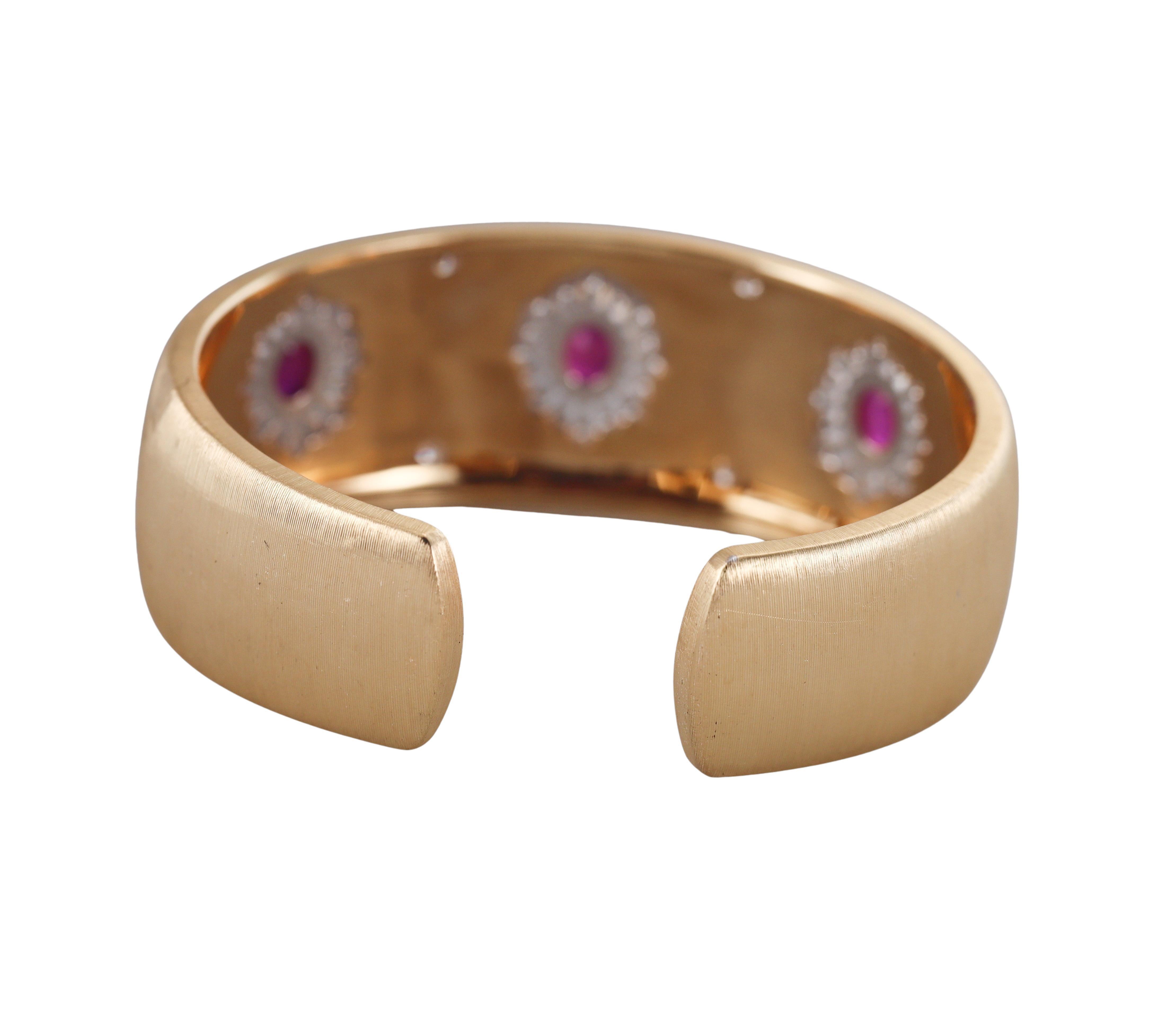 Bracelet manchette classique en or avec rubis et diamants Pour femmes en vente