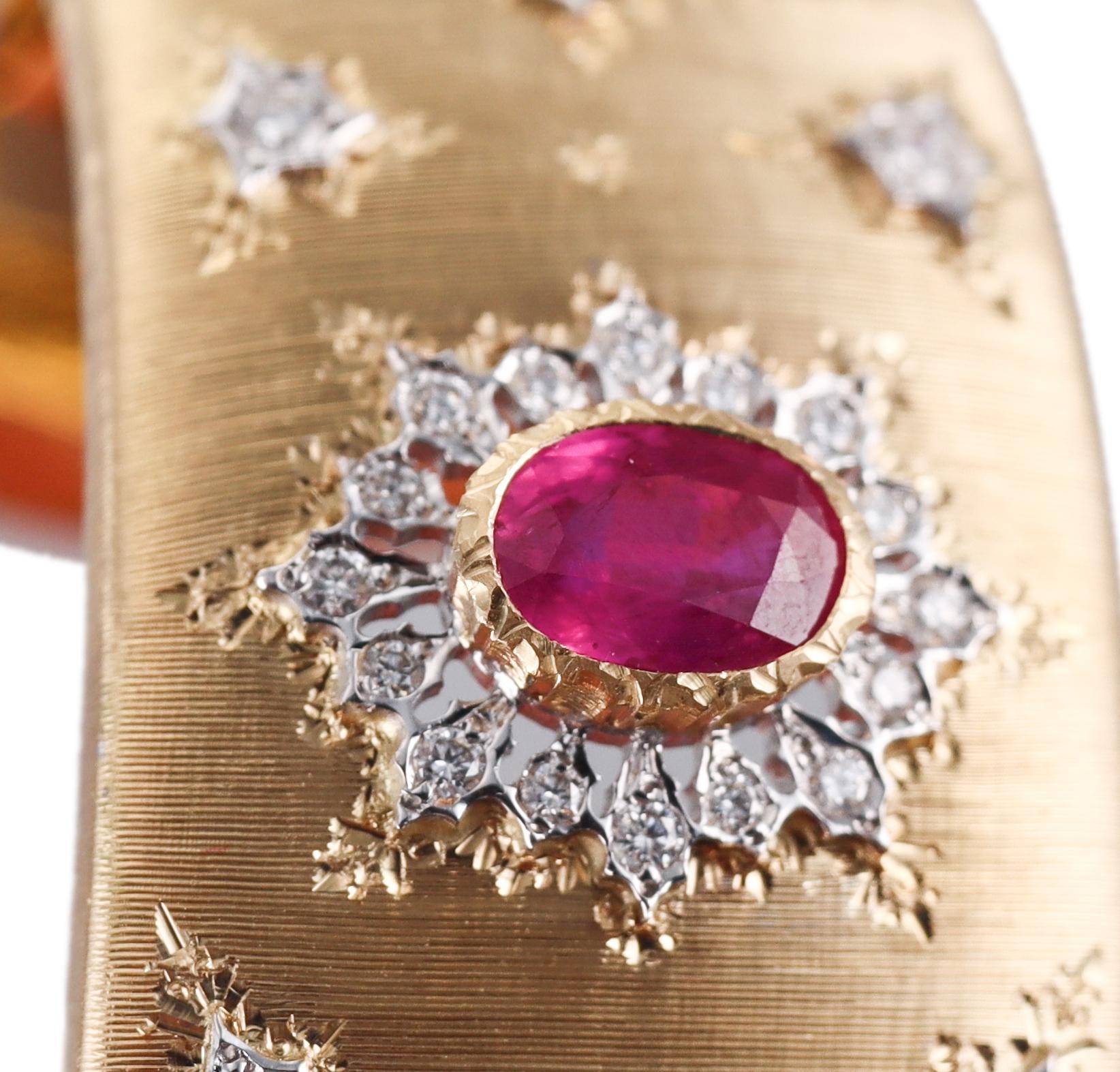 Bracelet manchette classique en or avec rubis et diamants en vente 2