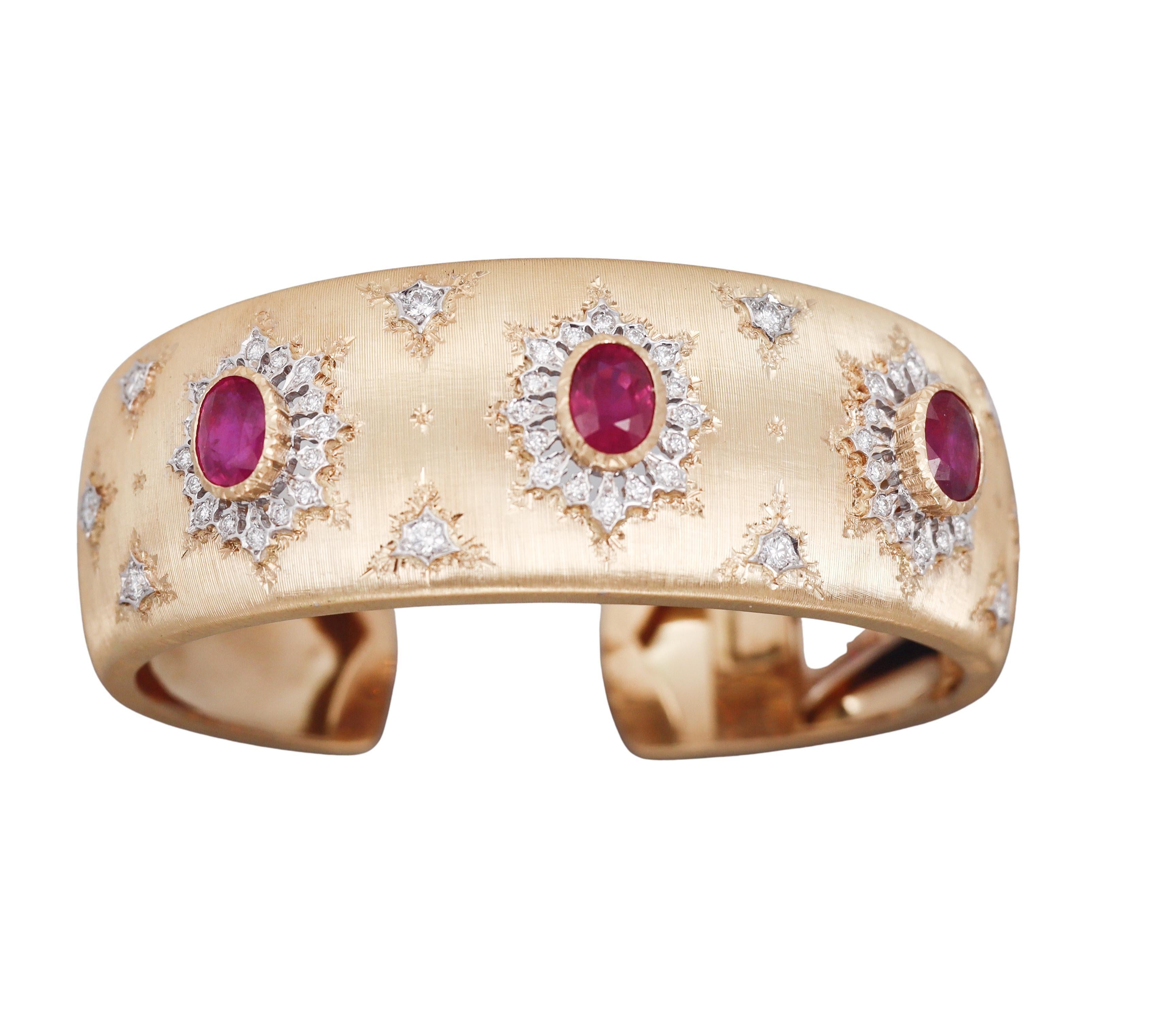 Bracelet manchette classique en or avec rubis et diamants en vente 3