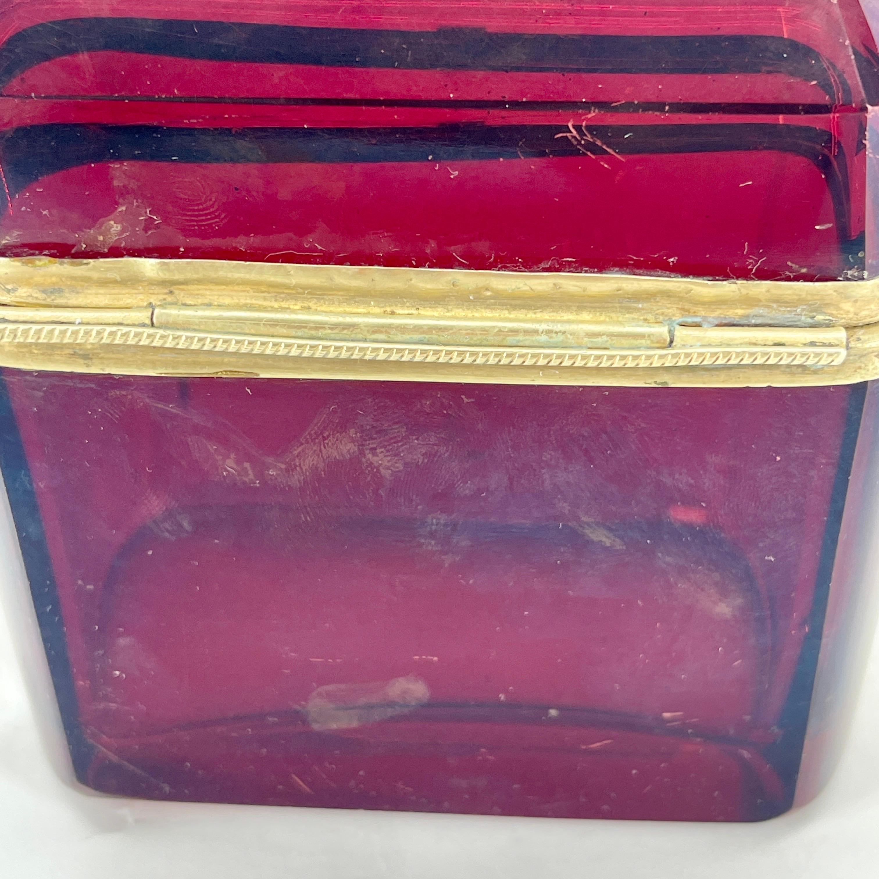 Boîte à bijoux italienne rouge rubis avec décoration de voiliers en vente 3