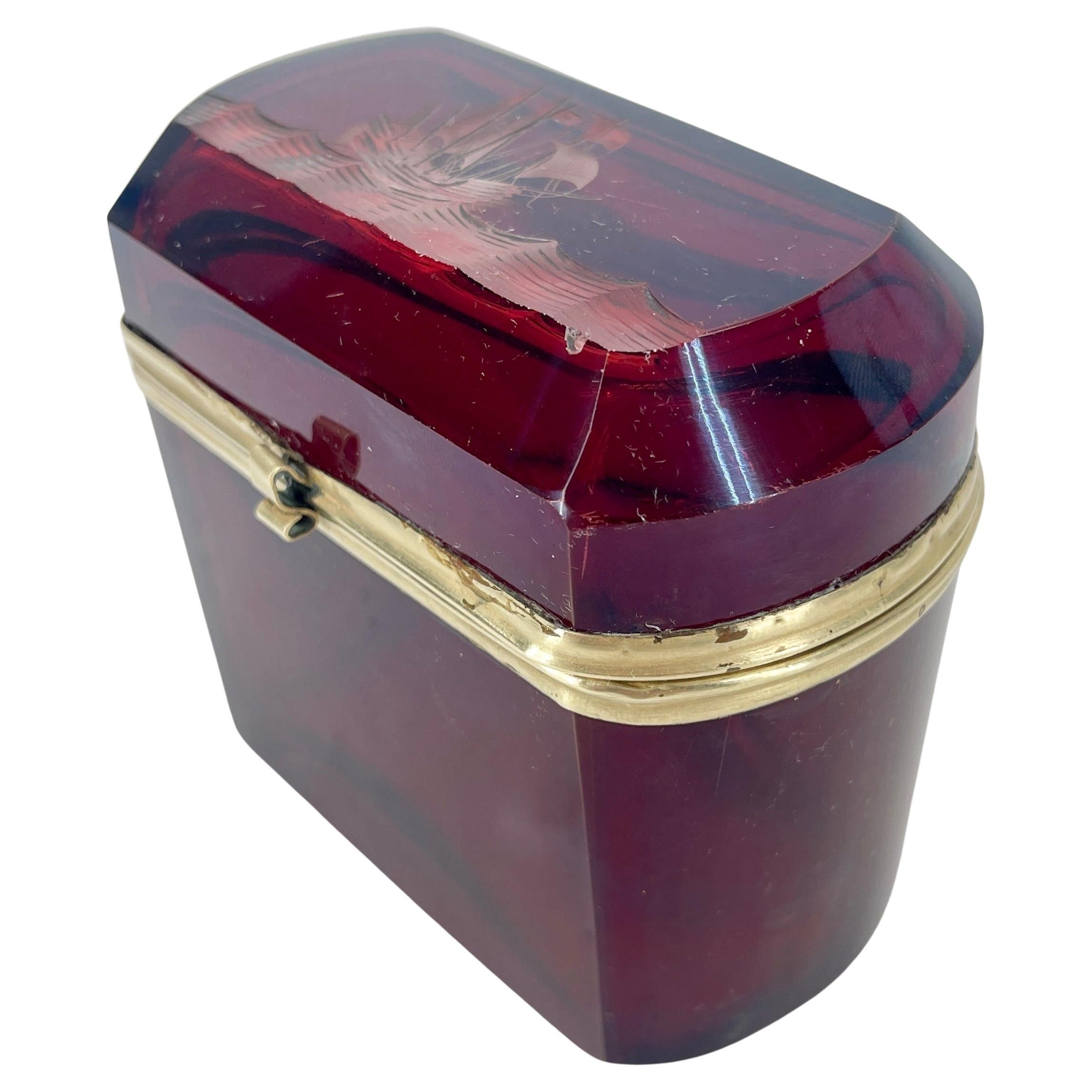 Boîte à bijoux en verre rouge rubis avec décor de voilier taillé et quincaillerie en laiton d'origine.