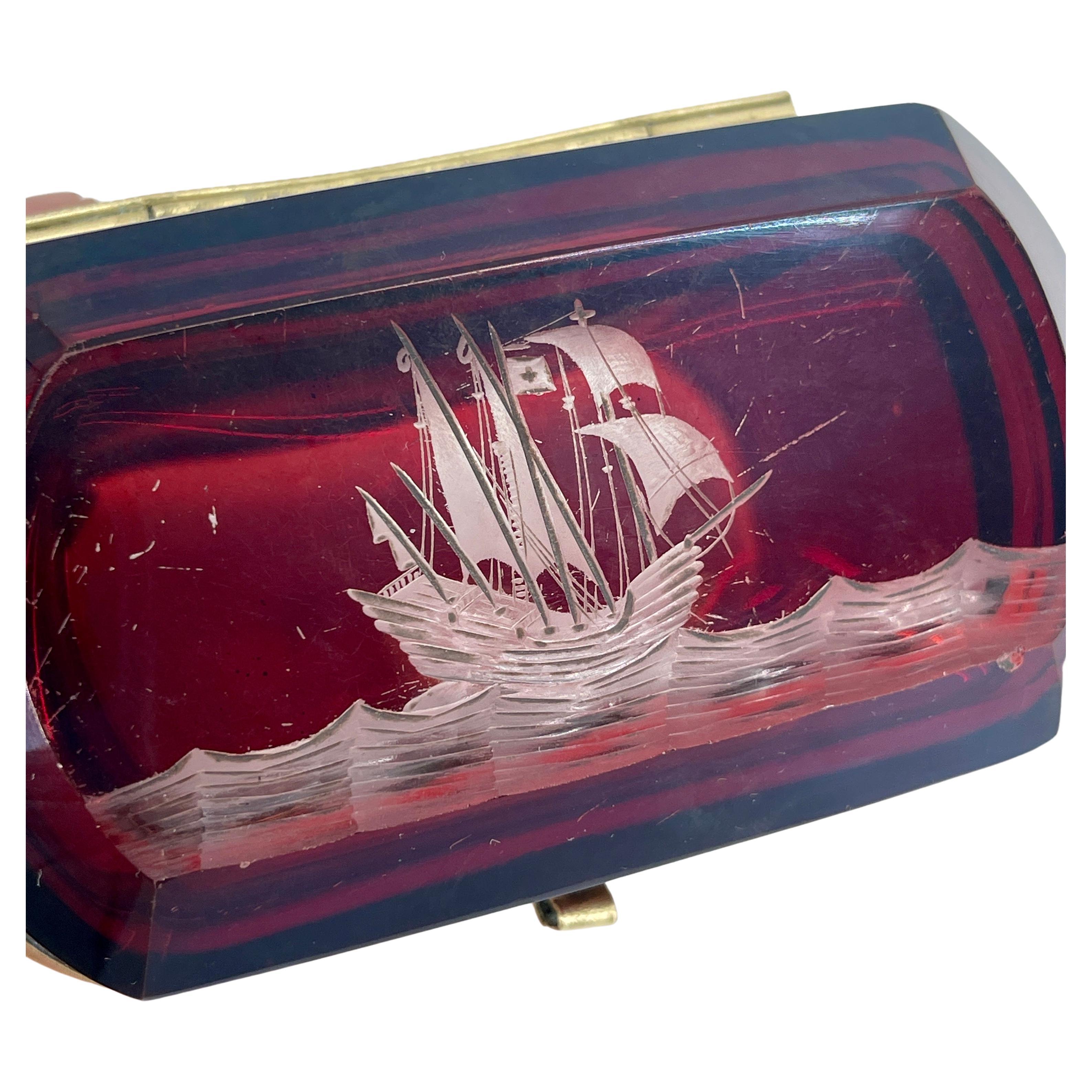 Schmuckkästchen aus italienischem Rubinrotem Glas mit Segelbootdekoration (Art déco) im Angebot