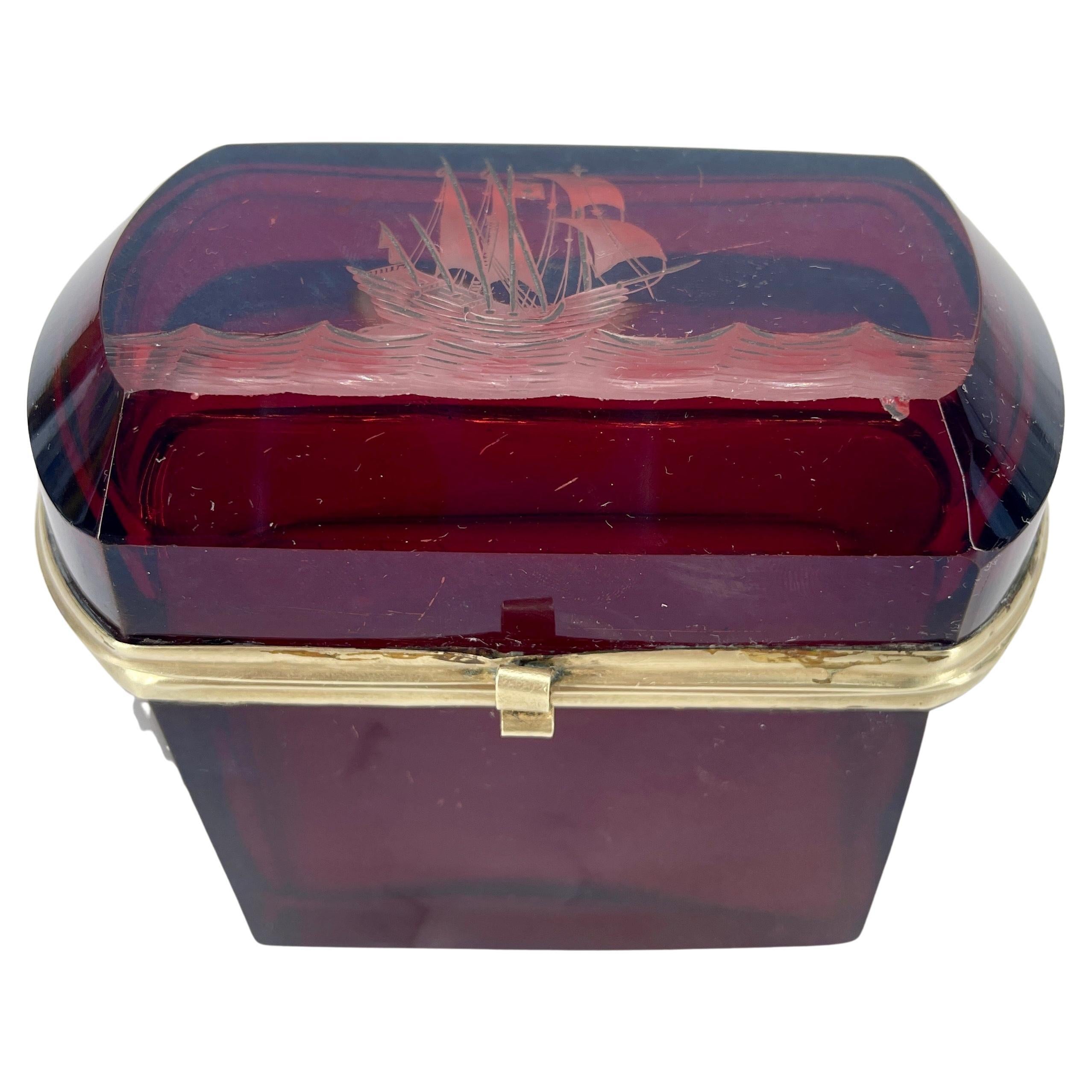 Fait main Boîte à bijoux italienne rouge rubis avec décoration de voiliers en vente