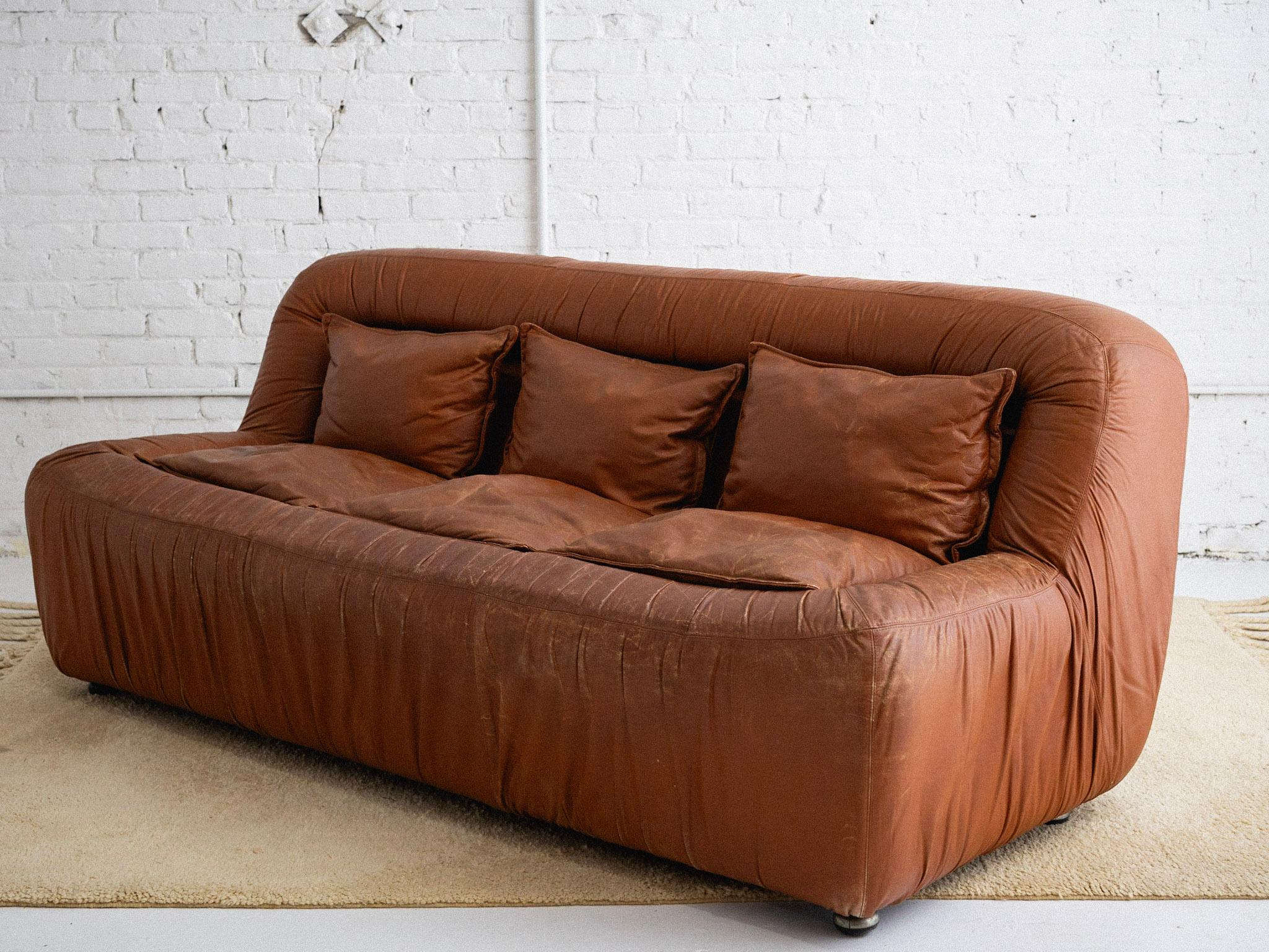 Italian Ruched Leather Sofa in the Style of De Pas, D'Urbino, Lomazzi In Fair Condition For Sale In Brooklyn, NY