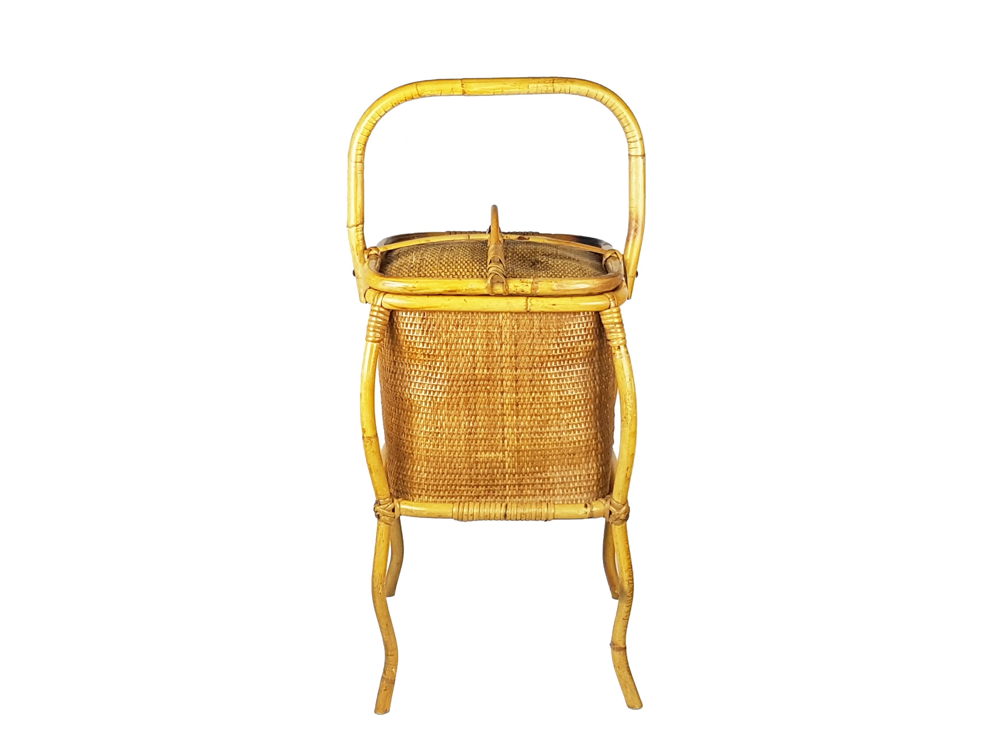 Decorative work basket made of rush and Vienna straw has an elegant and slender shape and a refined workmanship. It can also be used as a magazine rack, towel rack, or other object holder.
Small defect in the lid structure as showed in the