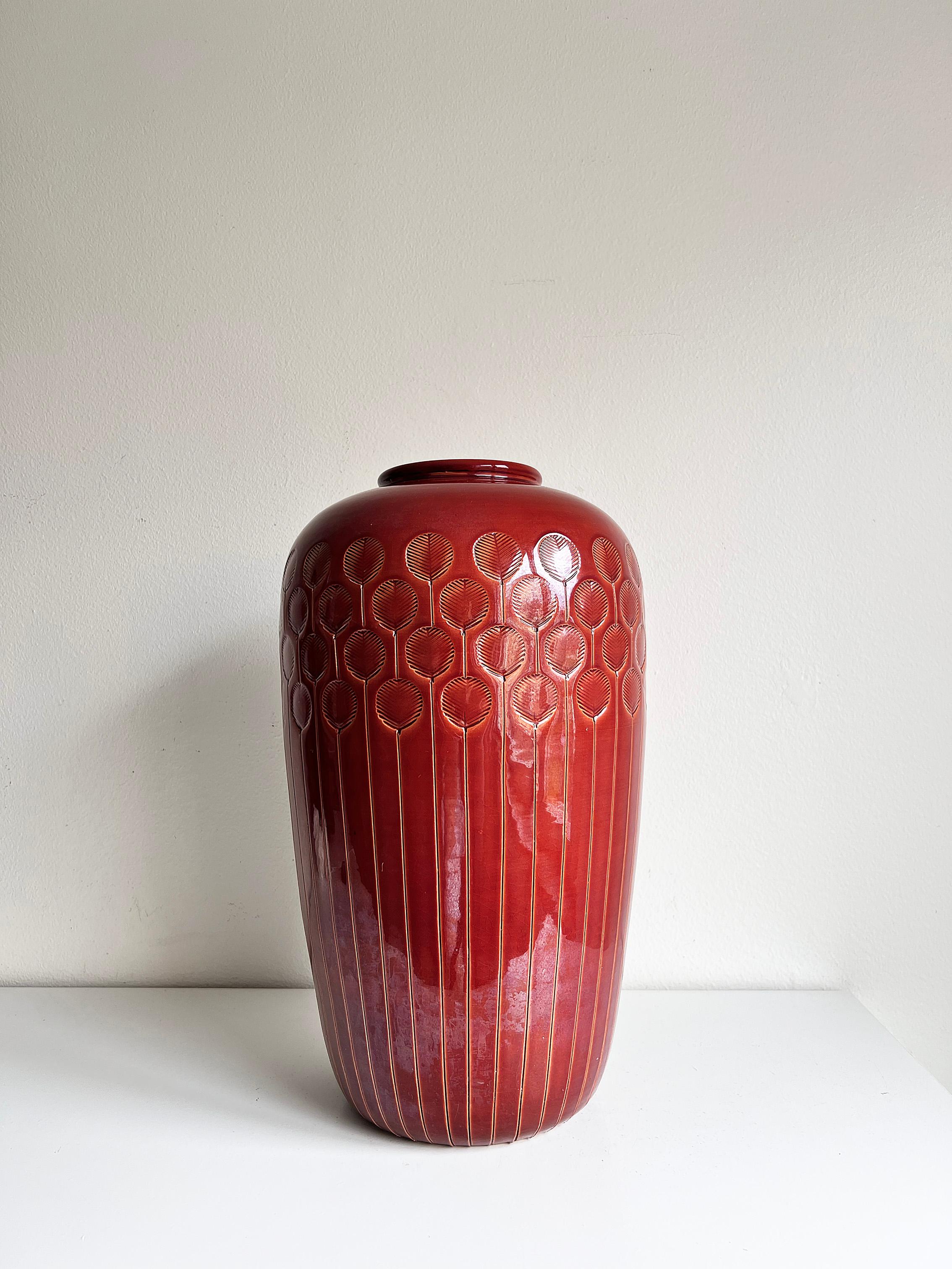 Beautiful italian rust red ceramic floor vase by Flavia/Bitossi, late 1970s. 
In 1976 Bitossi split the company in two segments, where the artistic production got the name Flavia. 
Labeled at the bottom. 

Nice vintage condition, wear and patina