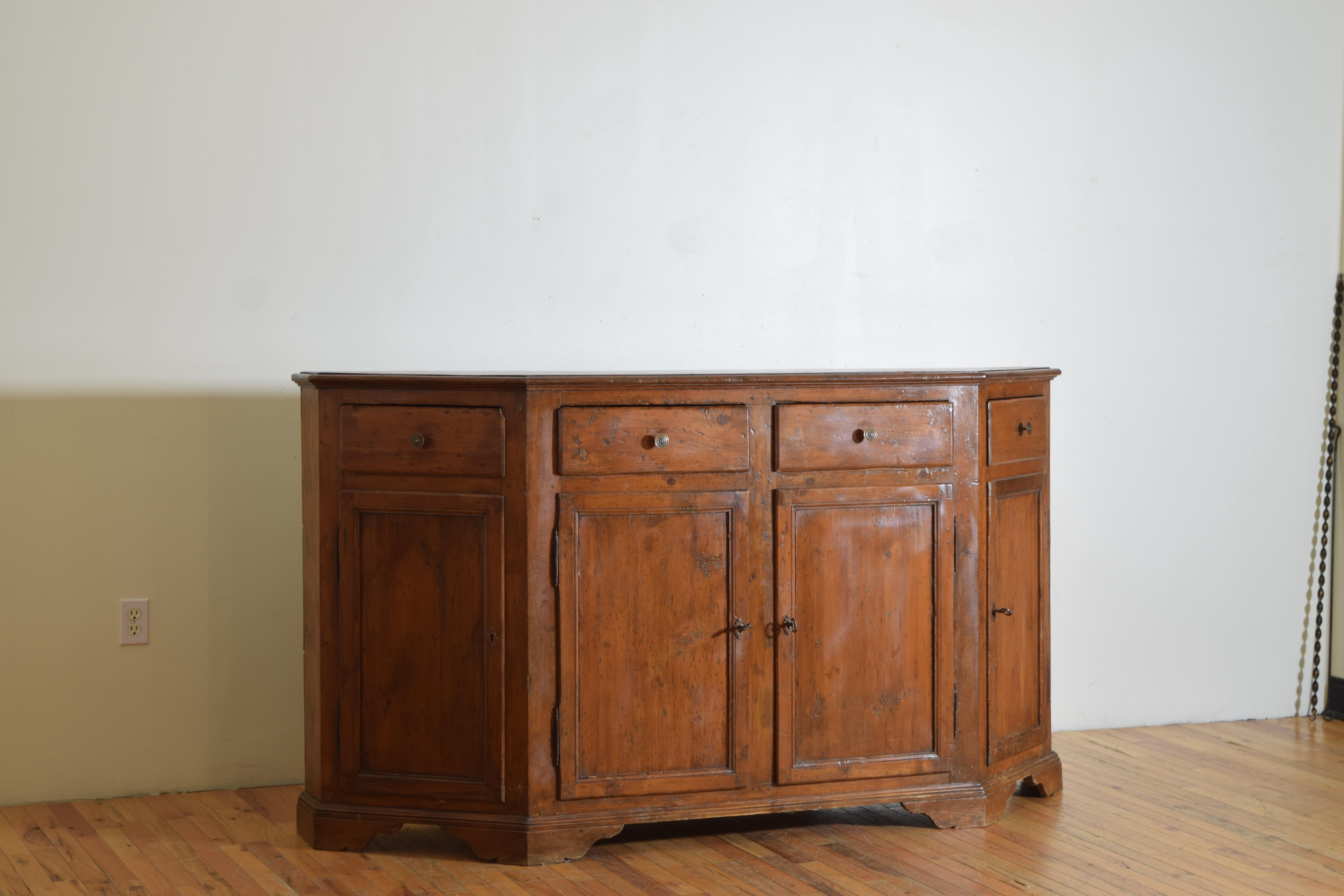 Neoclassico Credenza rustica neoclassica italiana Scantonata in legno di larice, 1800 ca. in vendita