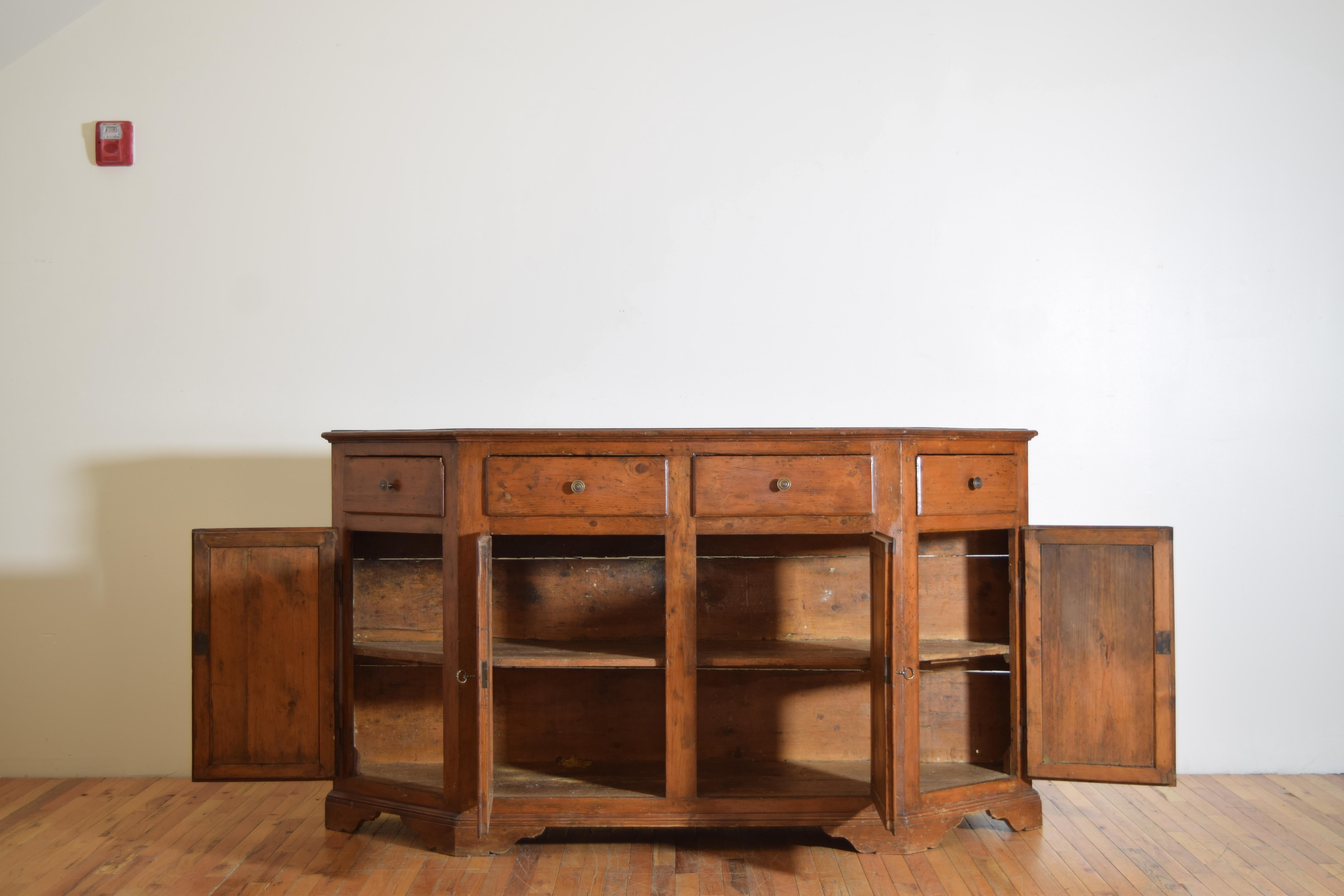 Credenza rustica neoclassica italiana Scantonata in legno di larice, 1800 ca. In condizioni buone in vendita a Atlanta, GA
