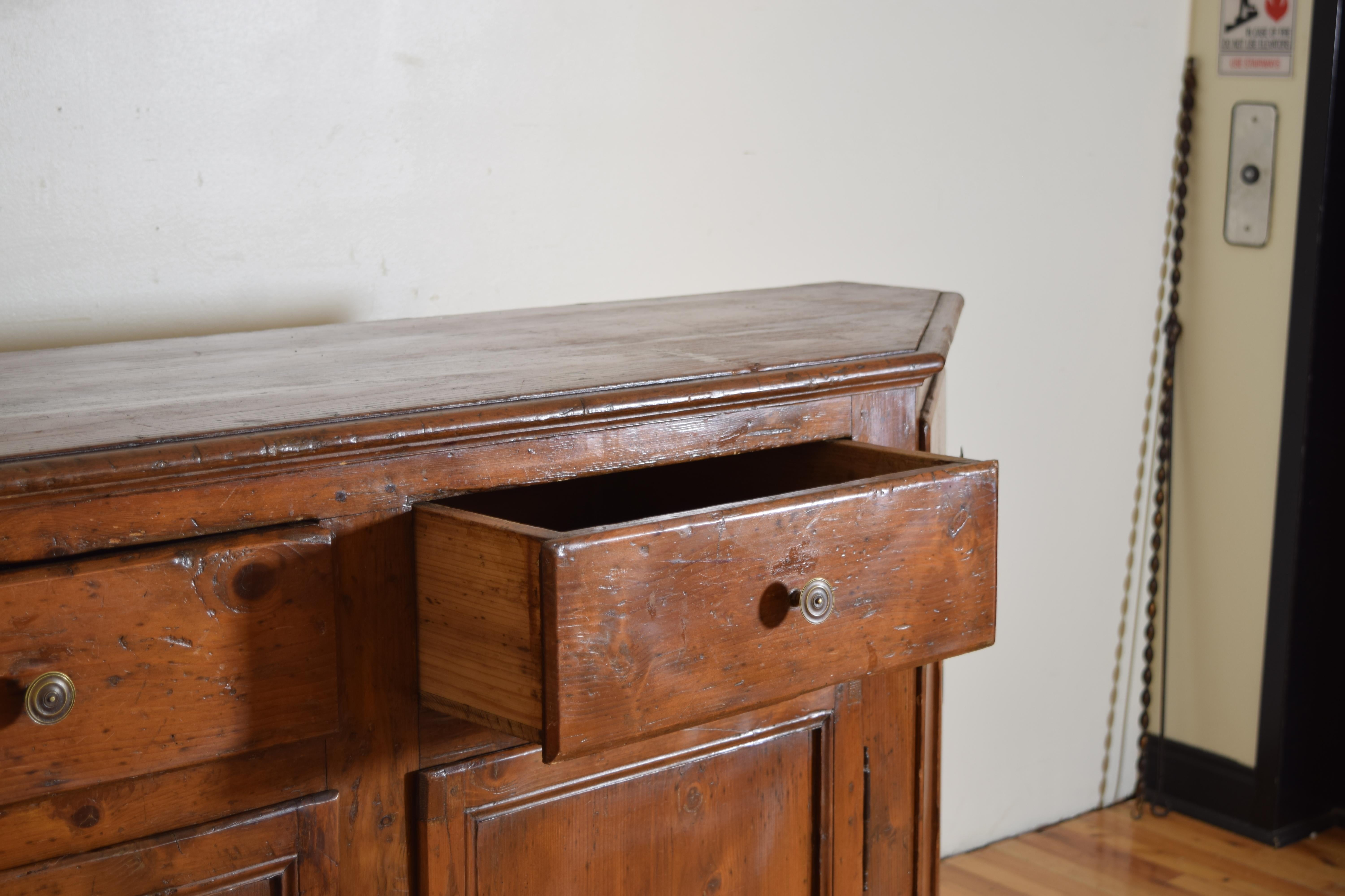 XIX secolo Credenza rustica neoclassica italiana Scantonata in legno di larice, 1800 ca. in vendita