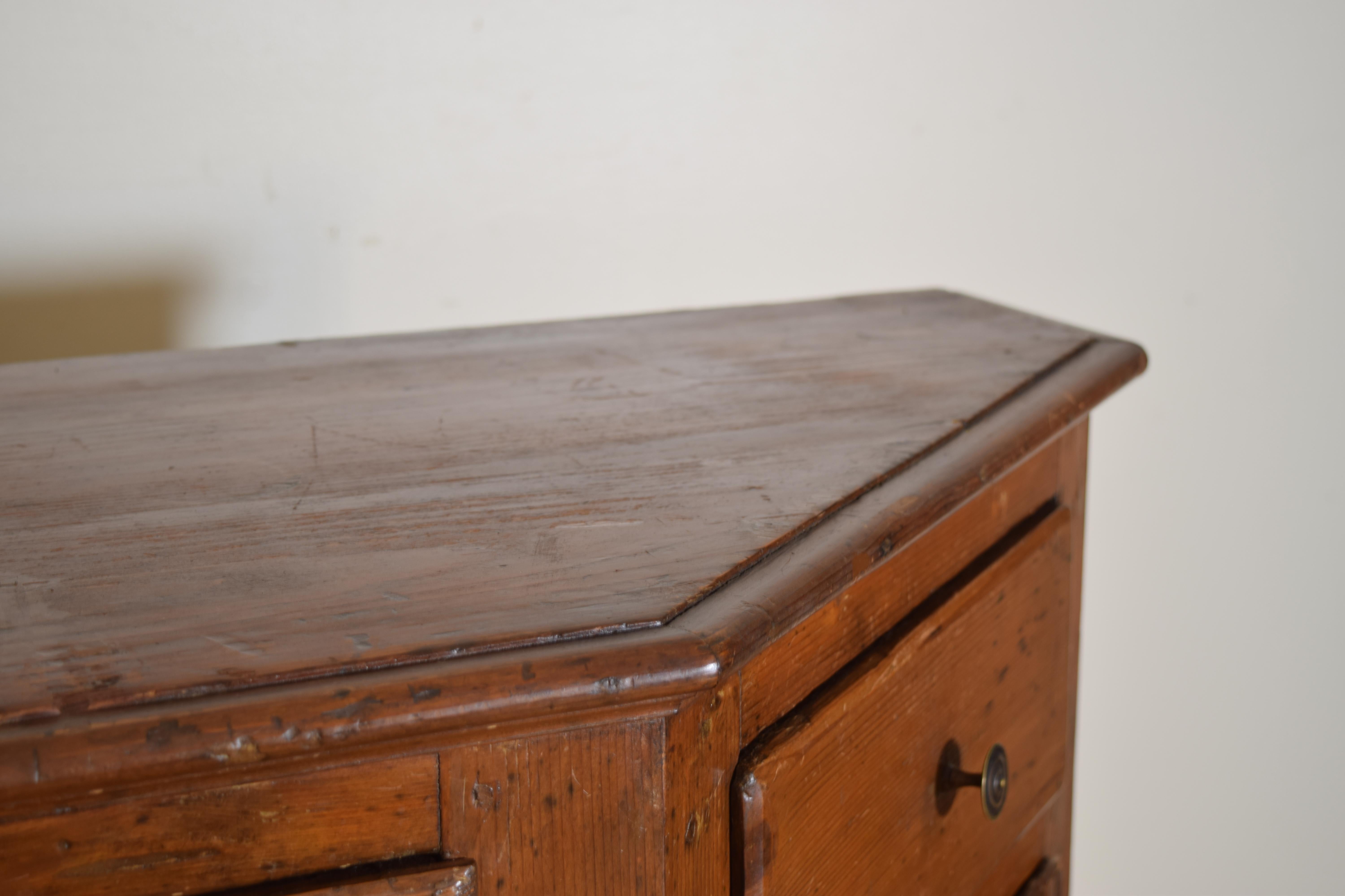 Pino Credenza rustica neoclassica italiana Scantonata in legno di larice, 1800 ca. in vendita