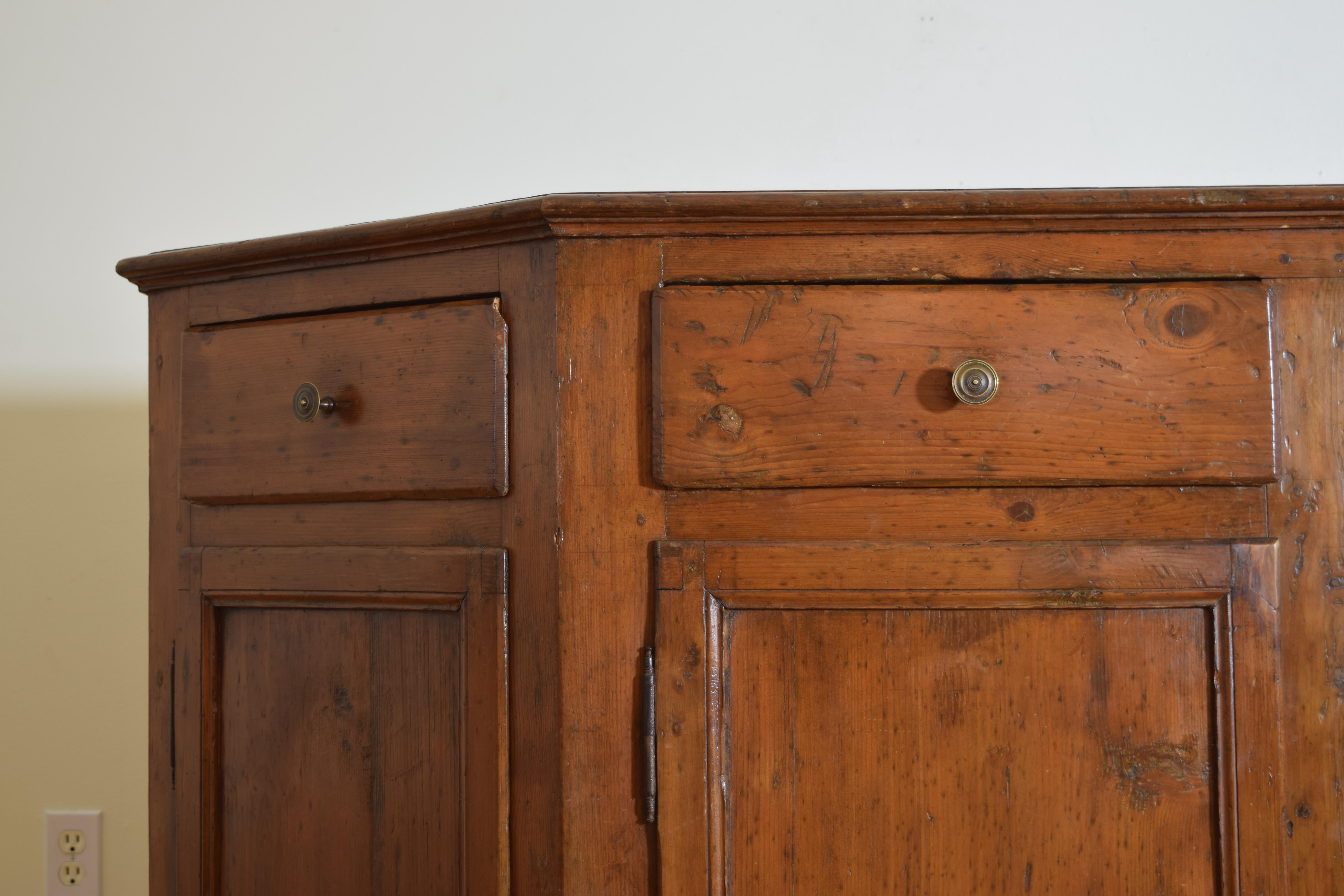 Credenza rustica neoclassica italiana Scantonata in legno di larice, 1800 ca. in vendita 1