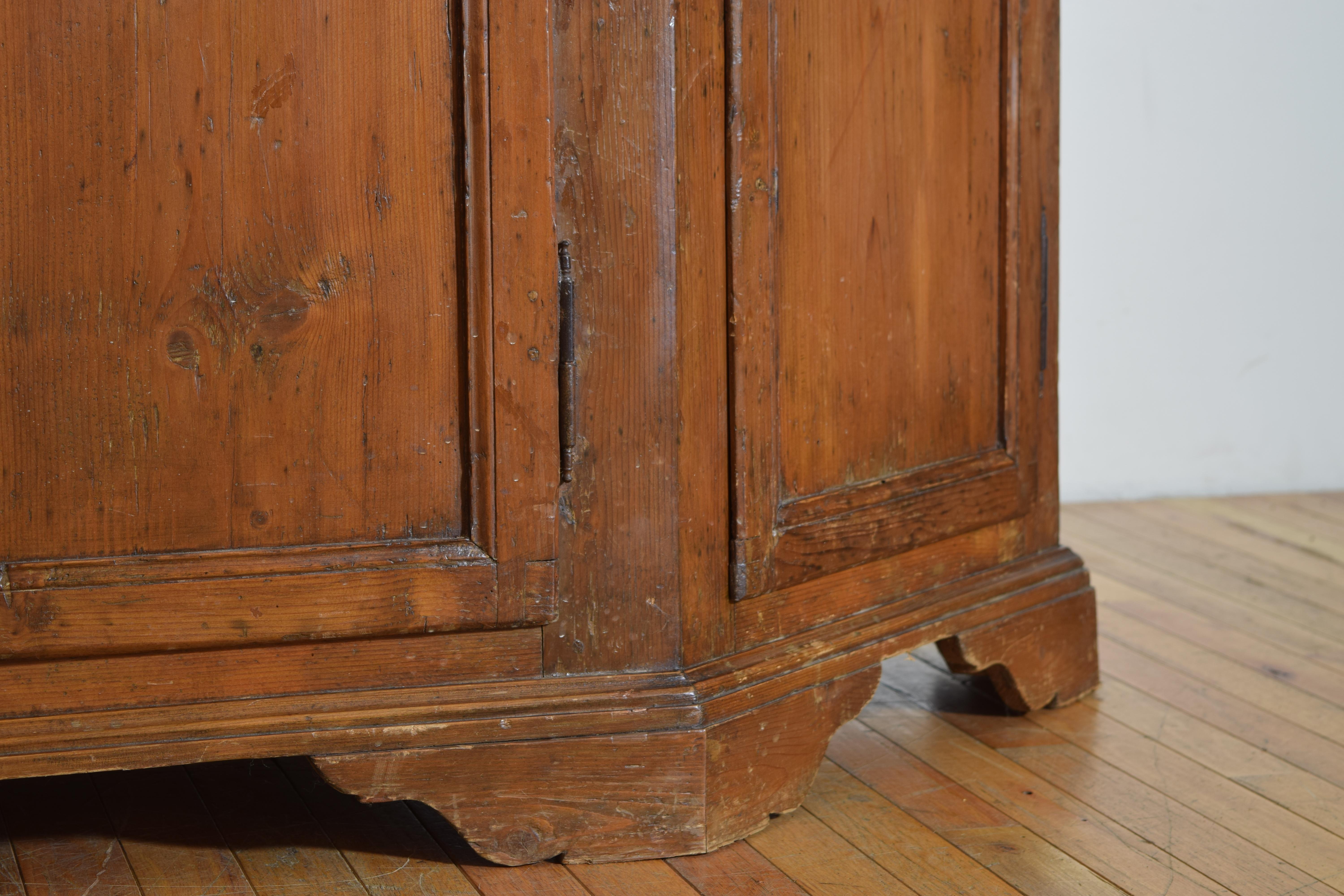 Credenza rustica neoclassica italiana Scantonata in legno di larice, 1800 ca. in vendita 2