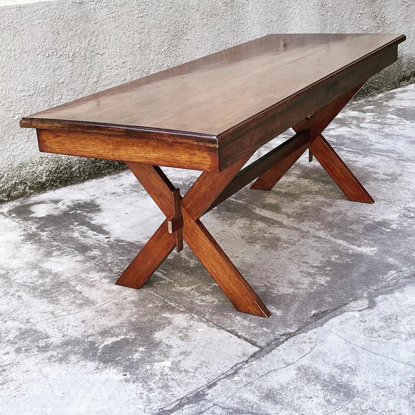 Rustic dining table with X-shaped legs in massive oak wood, made in Italy in the 1950s. Seats six people comfortably. The table is in very good condition.
