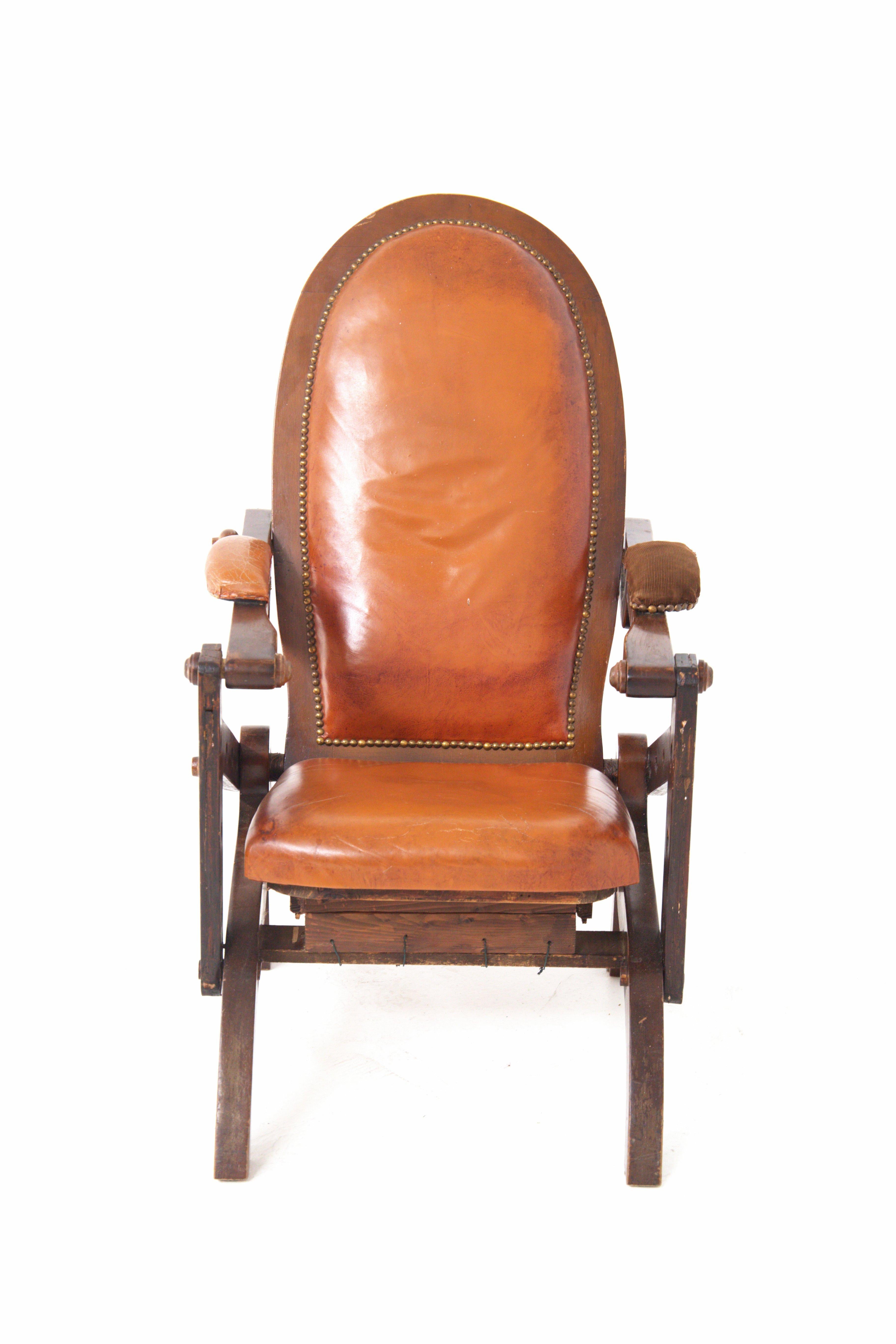 Ein prächtiger antiker italienischer Sessel aus rustikalem Holz und Leder aus dem 19.
Es gibt vier Holzbeine als Stütze, die beiden hinteren sind geschwungen, aber glatt, die vorderen sind leicht gebogen.
Die hinteren Beine heben sich an, um die