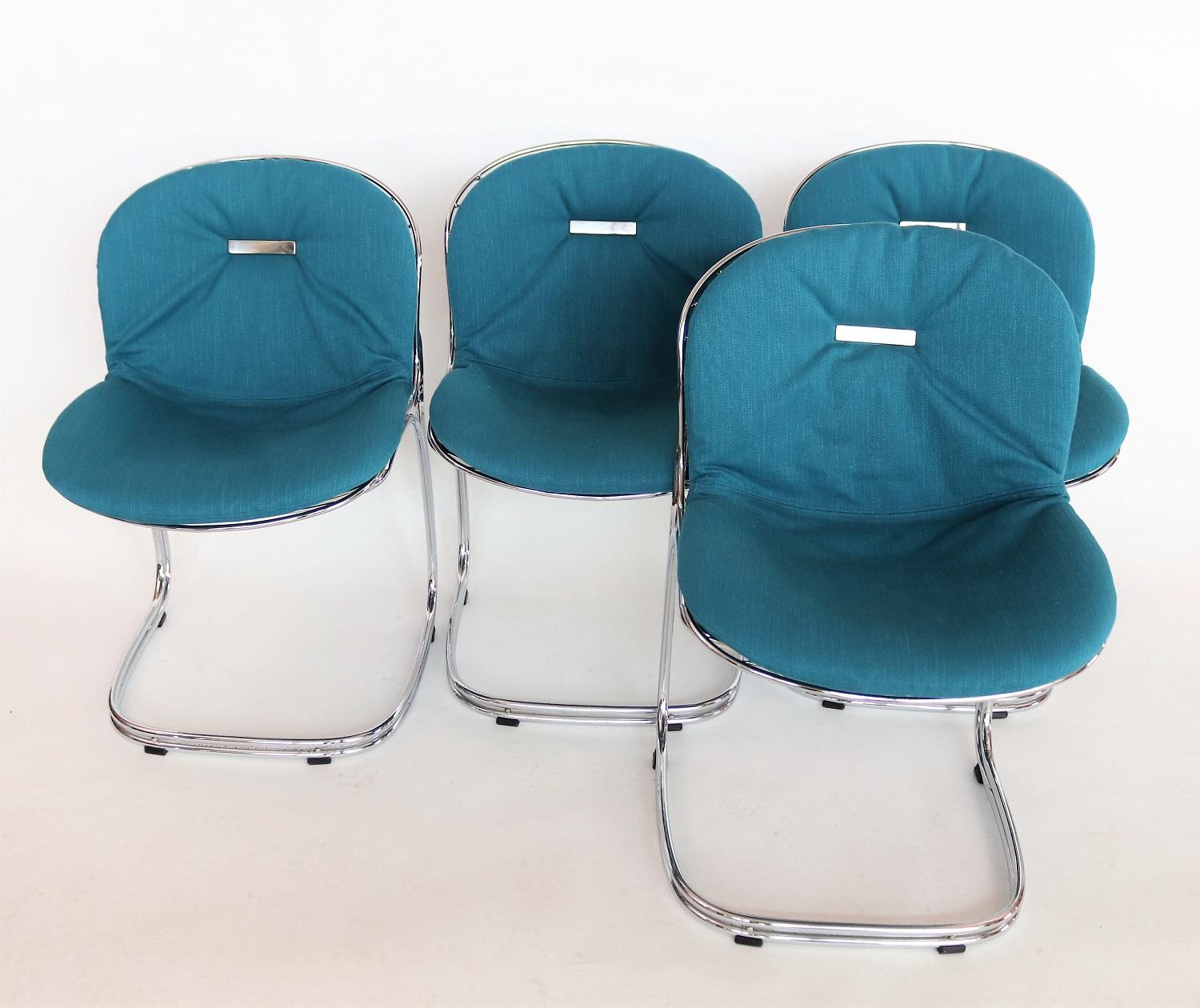 Beautiful set of four pieces dining chairs in chrome-plated metal, made in Italy by RIMA in the 1970s, designed from Gastone Rinaldi.
The chairs are in very good vintage condition with some patina only at the lower parts.
The cushions are fixed to