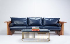 Sofá italiano de piel de zafiro y madera maciza de nogal, por F.E. Diseños