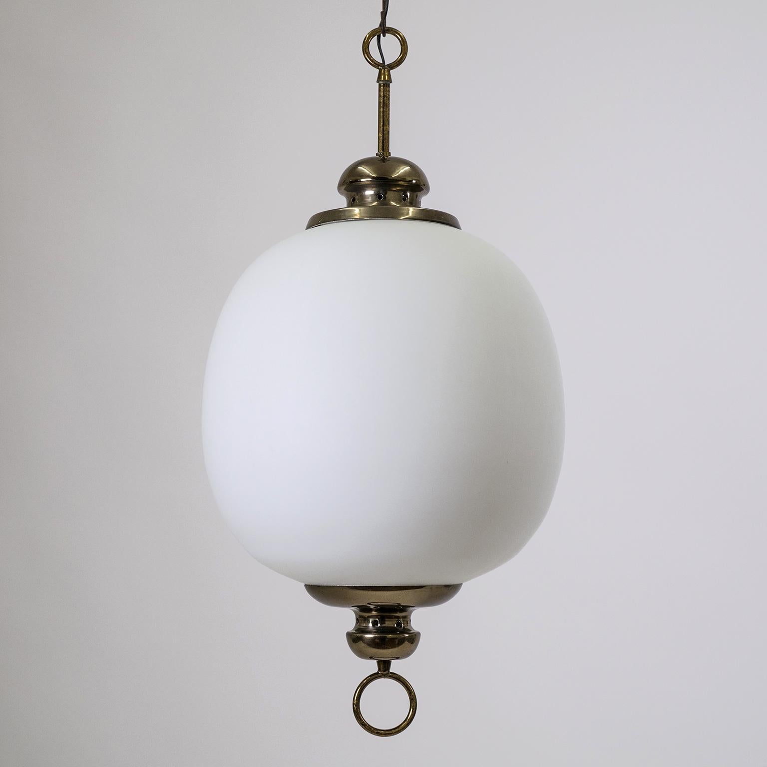 Elegant Italian satin glass pendant from the 1950s with brass and lacquered aluminum hardware. The large blown glass diffuser has a clear inner and opaque outer layer each with a satin finish for a very soft and even light. One brass and ceramic E27