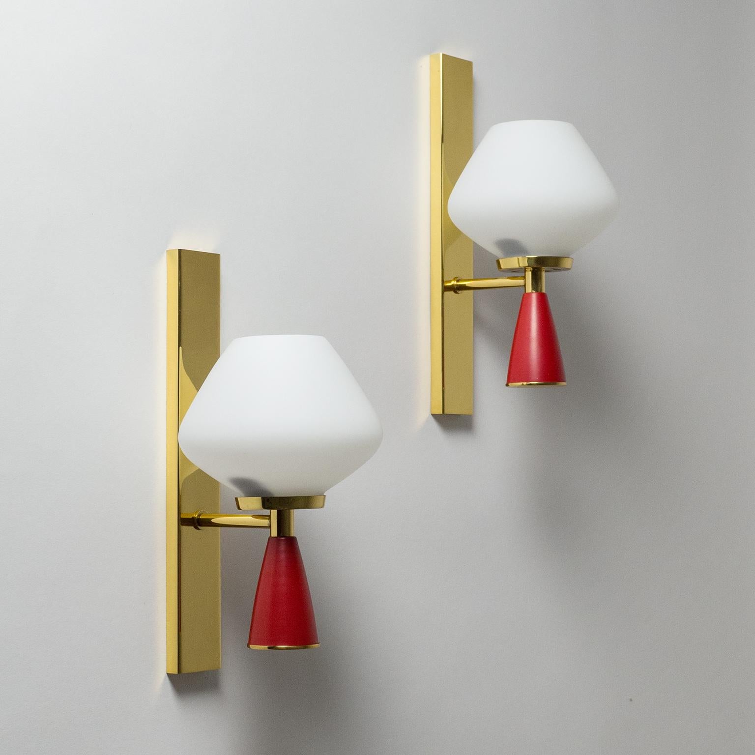 Elegant modernist Italian brass and satinated glass sconces with red lacquered aluminum detail from the 1950s. Very good condition - original laquer with repolished and varnished brass parts. One original brass and ceramic E14 socket with new wiring.