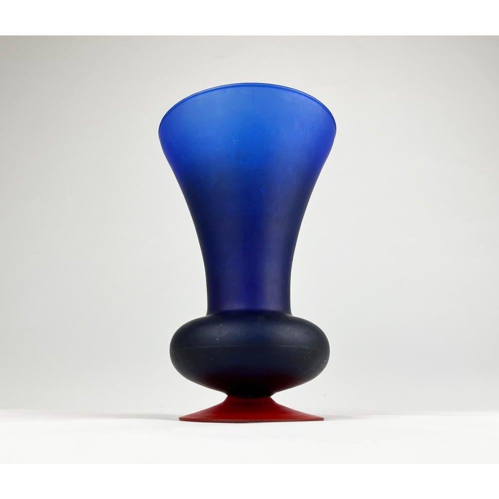 Vaso in vetro italiano della serie Satinato attribuito a Carlo Moretti, anni '70, in ottime condizioni. Disegnato dal 1970 al 1979 Questo pezzo è attribuito al designer/artigiano citato. Non ha un marchio di attribuzione né una prova ufficiale di