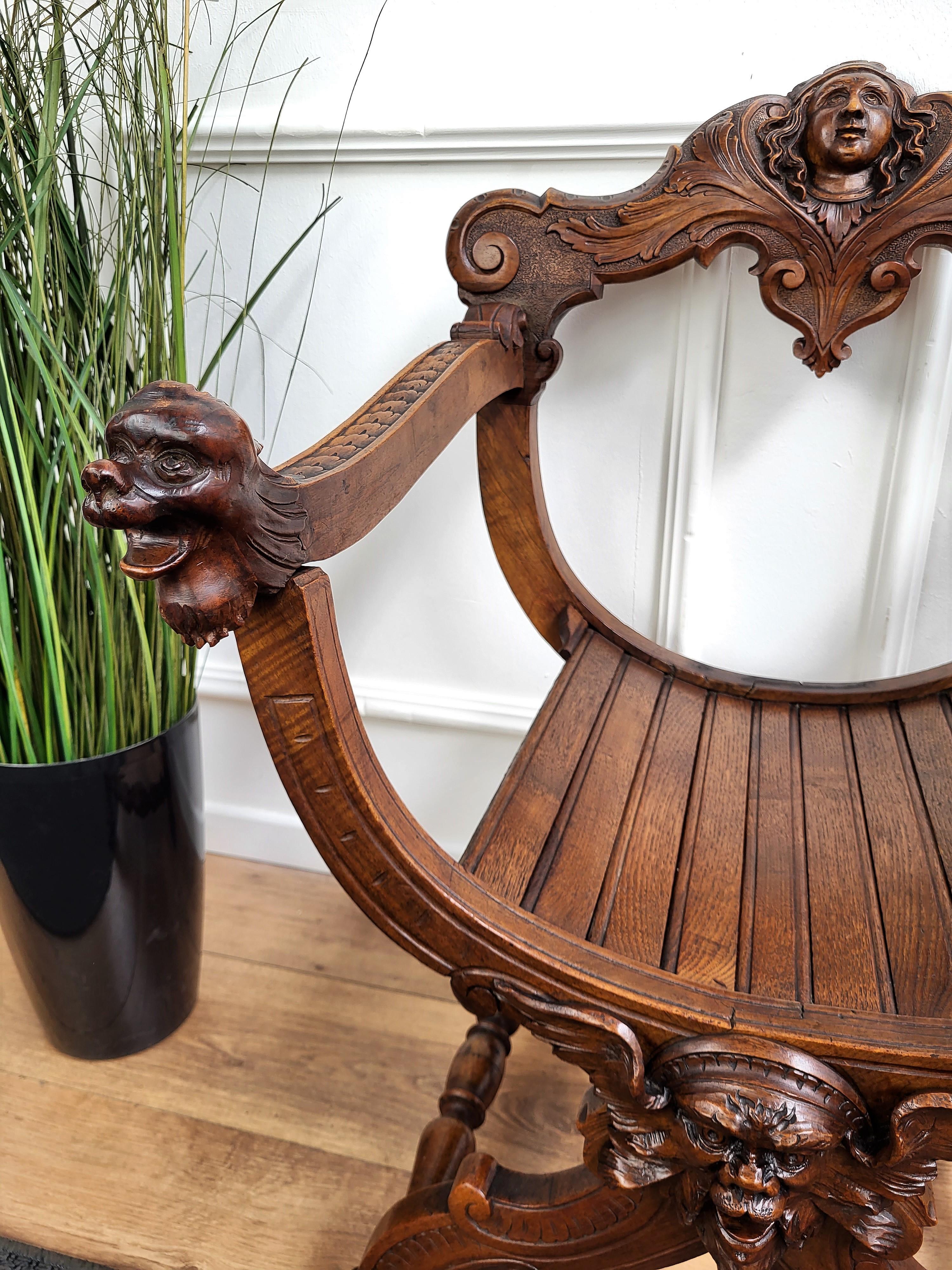 Italienischer Savonarola-Stuhl aus erstaunlich geschnitztem Nussbaumholz (Handgeschnitzt) im Angebot