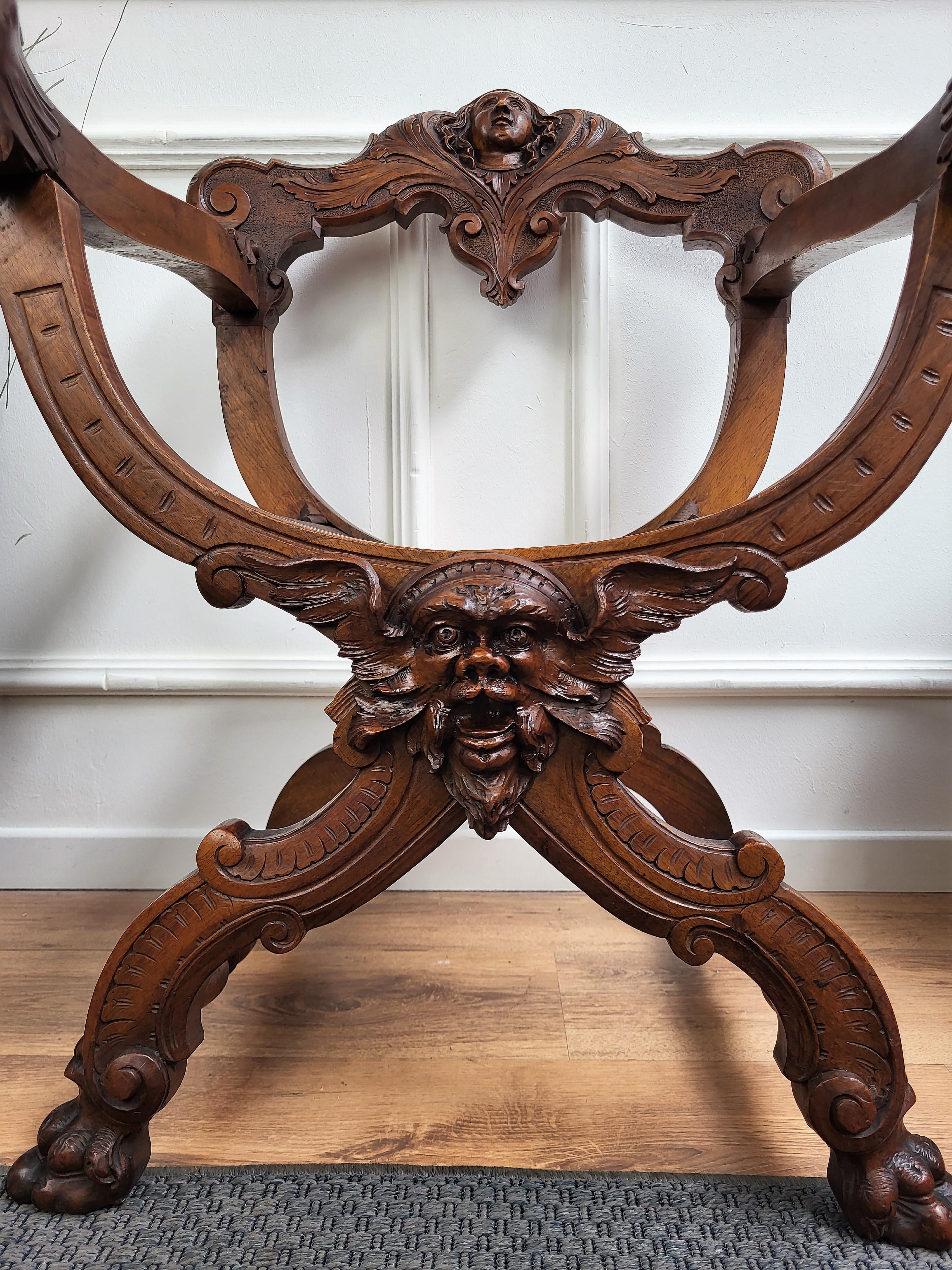 Italienischer Savonarola-Stuhl aus erstaunlich geschnitztem Nussbaumholz im Zustand „Gut“ im Angebot in Carimate, Como