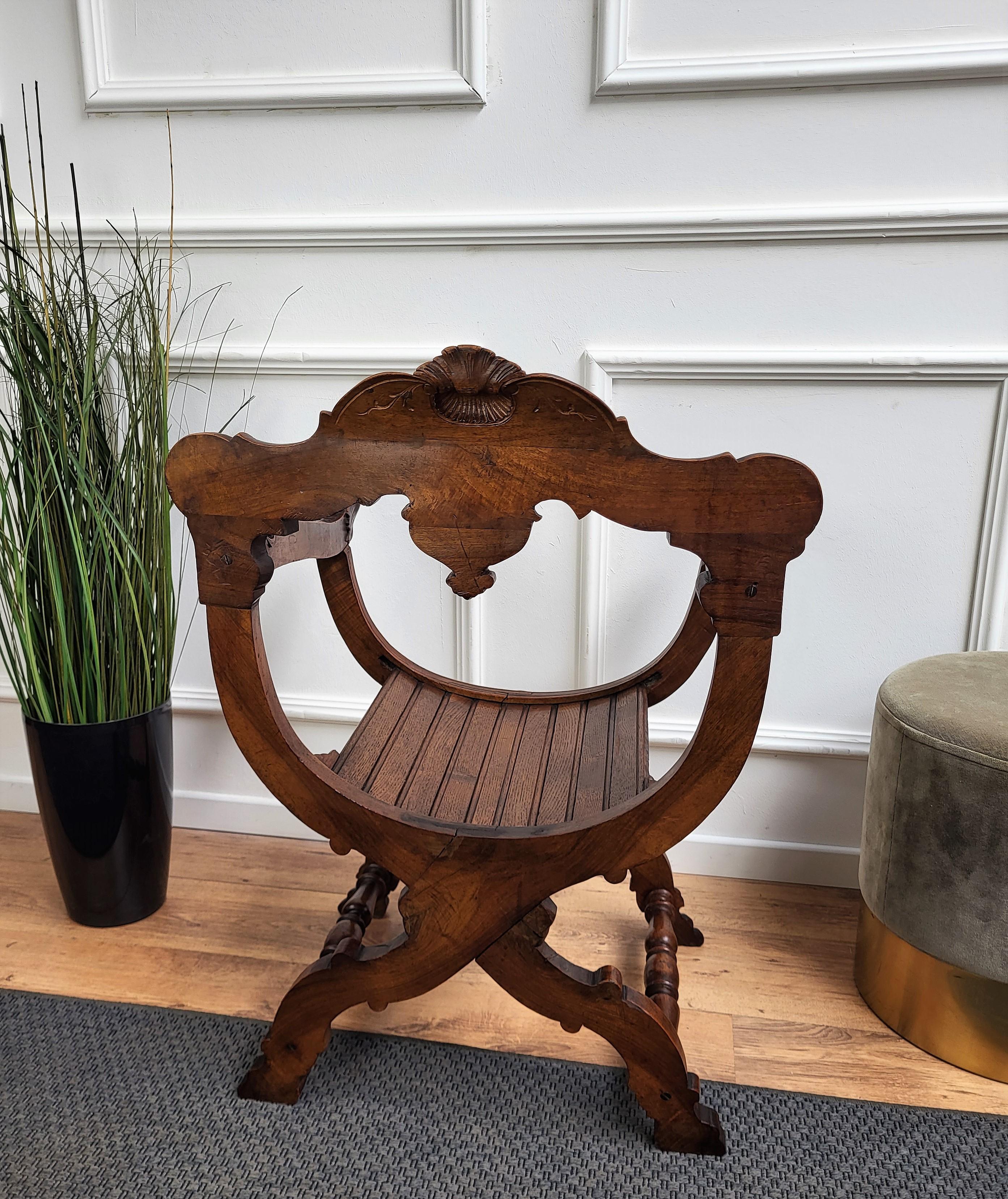 Italienischer Savonarola-Stuhl aus erstaunlich geschnitztem Nussbaumholz im Angebot 1
