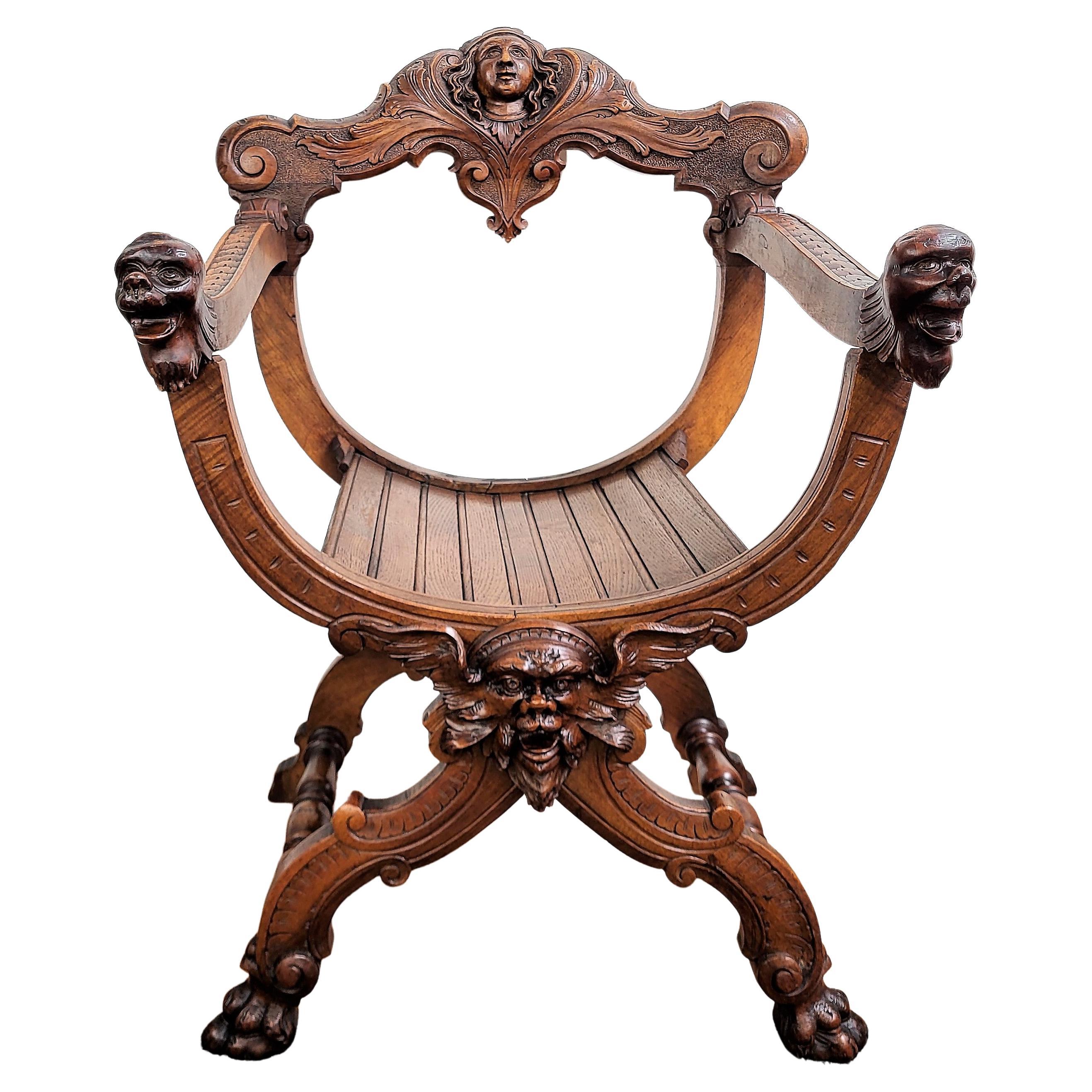 Chaise italienne Savonarola en noyer magnifiquement sculpté en vente