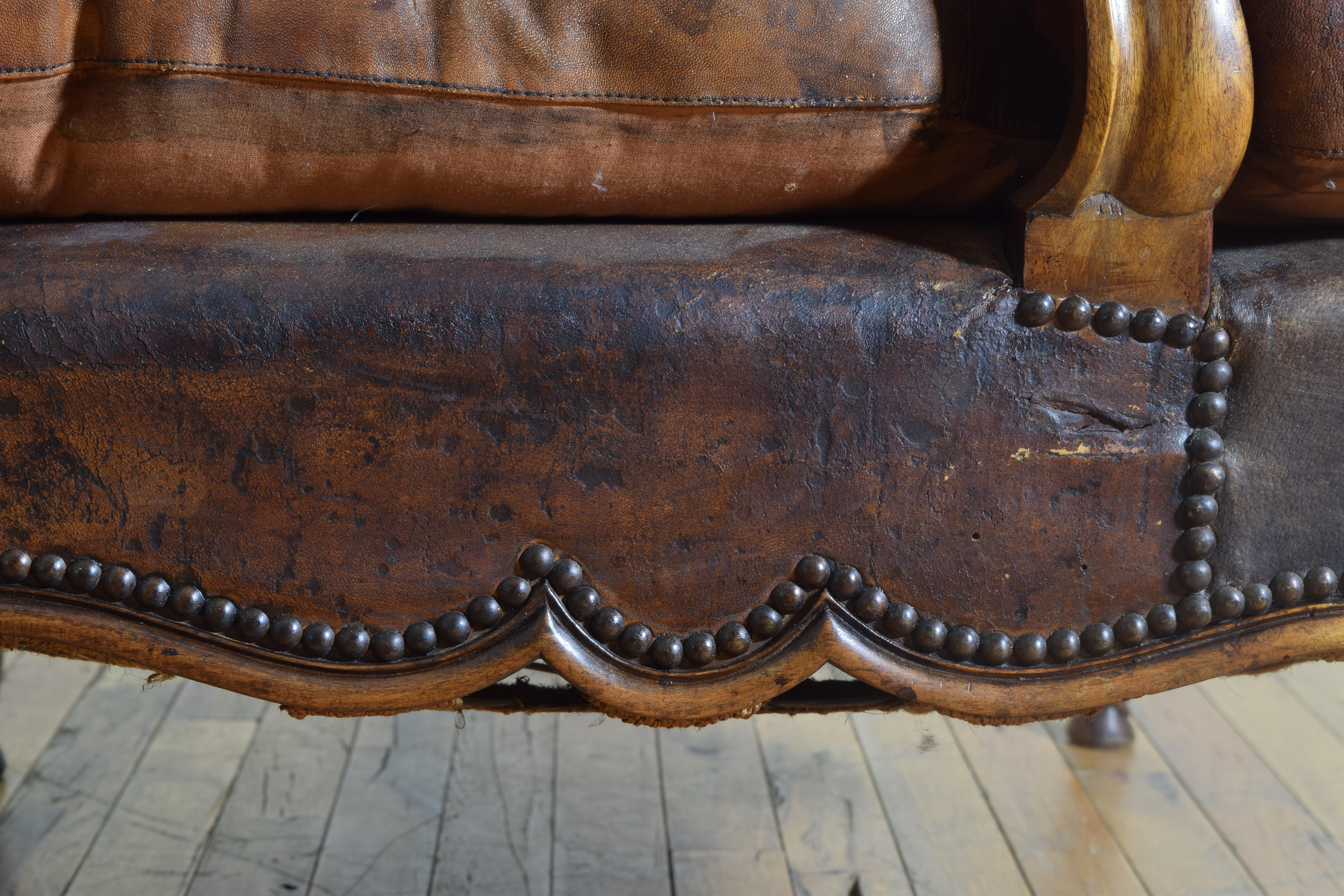 Bergere italiano, Saboya, tapizado en nogal tallado y cuero, Siglo XVIII en venta 2