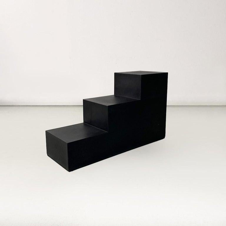 Tables basses italiennes Scala, les Gli Scacchi, Mario Bellini pour B&B Italia 1971.
Scala cinq tables basses modulaires avec une base rectangulaire en duraplum noir, avec une structure en forme de véritable escalier.
Produit par B&B Italia vers
