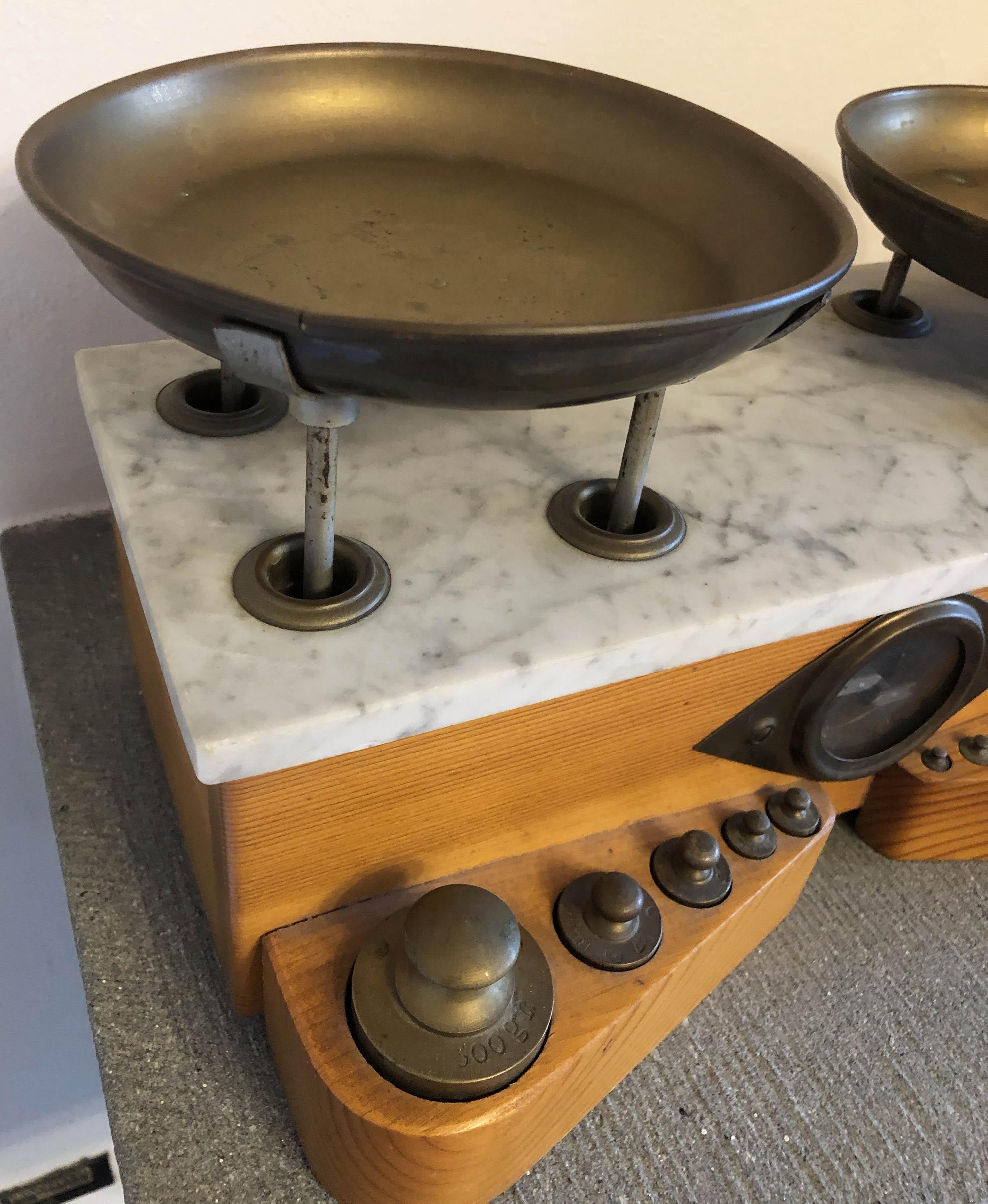 Mid-Century Modern Italian Scale of One Kilogram with Two Brass Plates with All Graduated