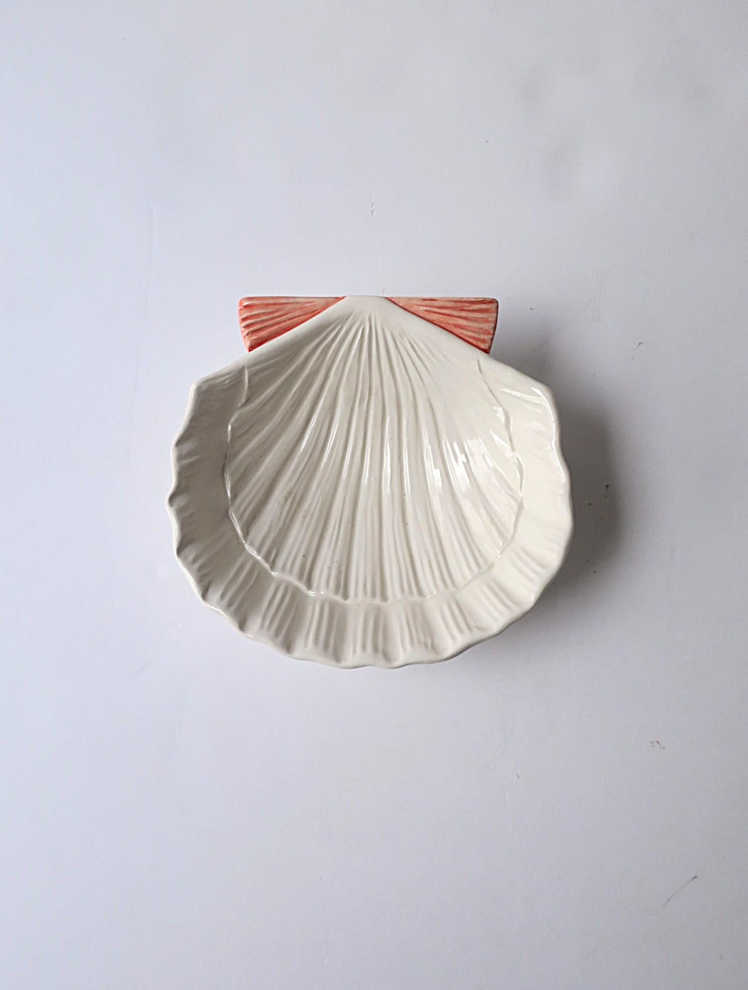 An Italian ceramic scallop seashell bowl, circa late-20th century, Italy. Use as decorative, serving bowl, etc. many uses. Marked 'Made in Italy' on bottom as shown in last image. 