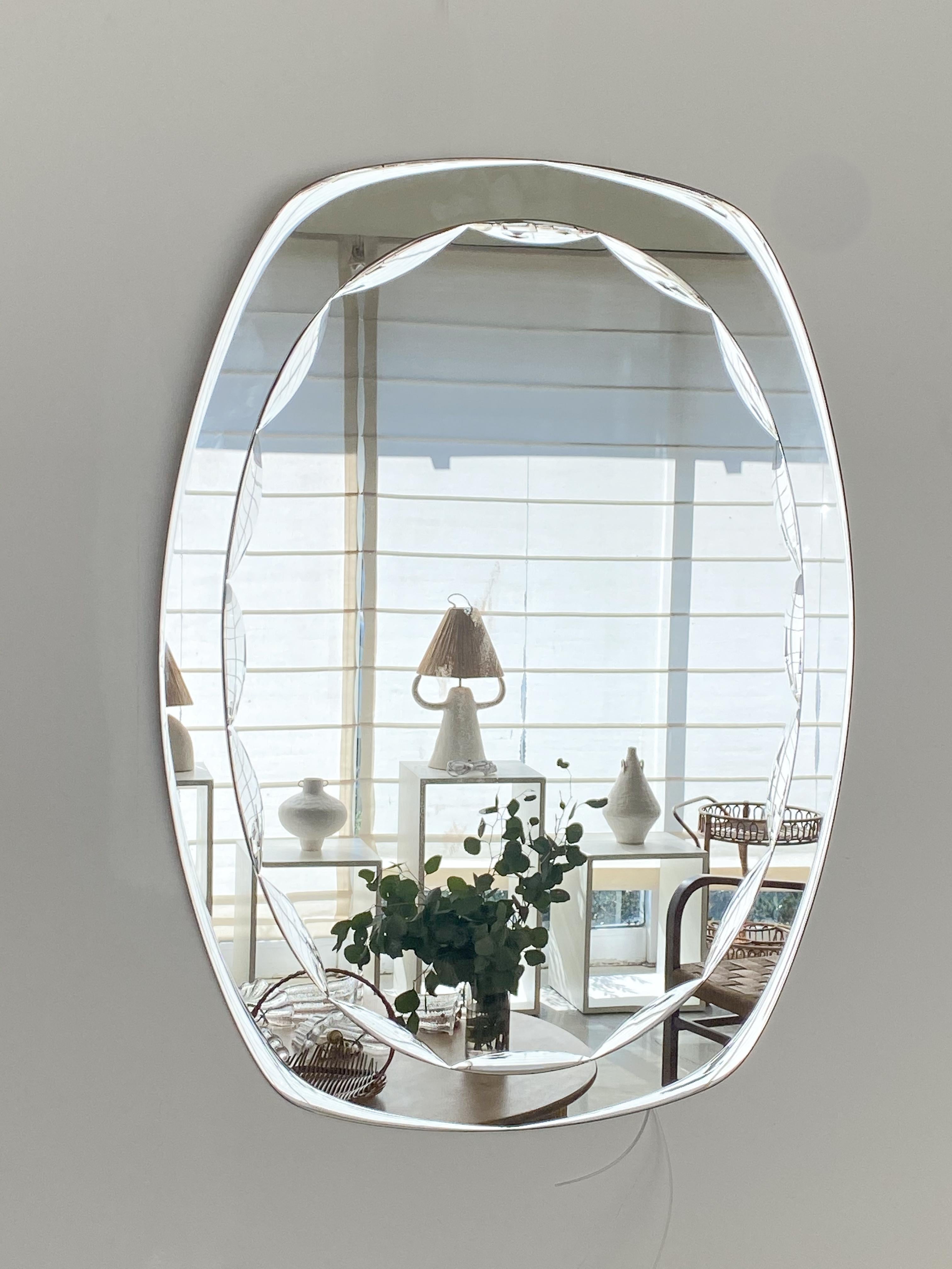 Beautiful vintage Italian mirror with scalloped glass edge detail around oval shaped glass mirror. Stunning and striking mirror in great original condition.