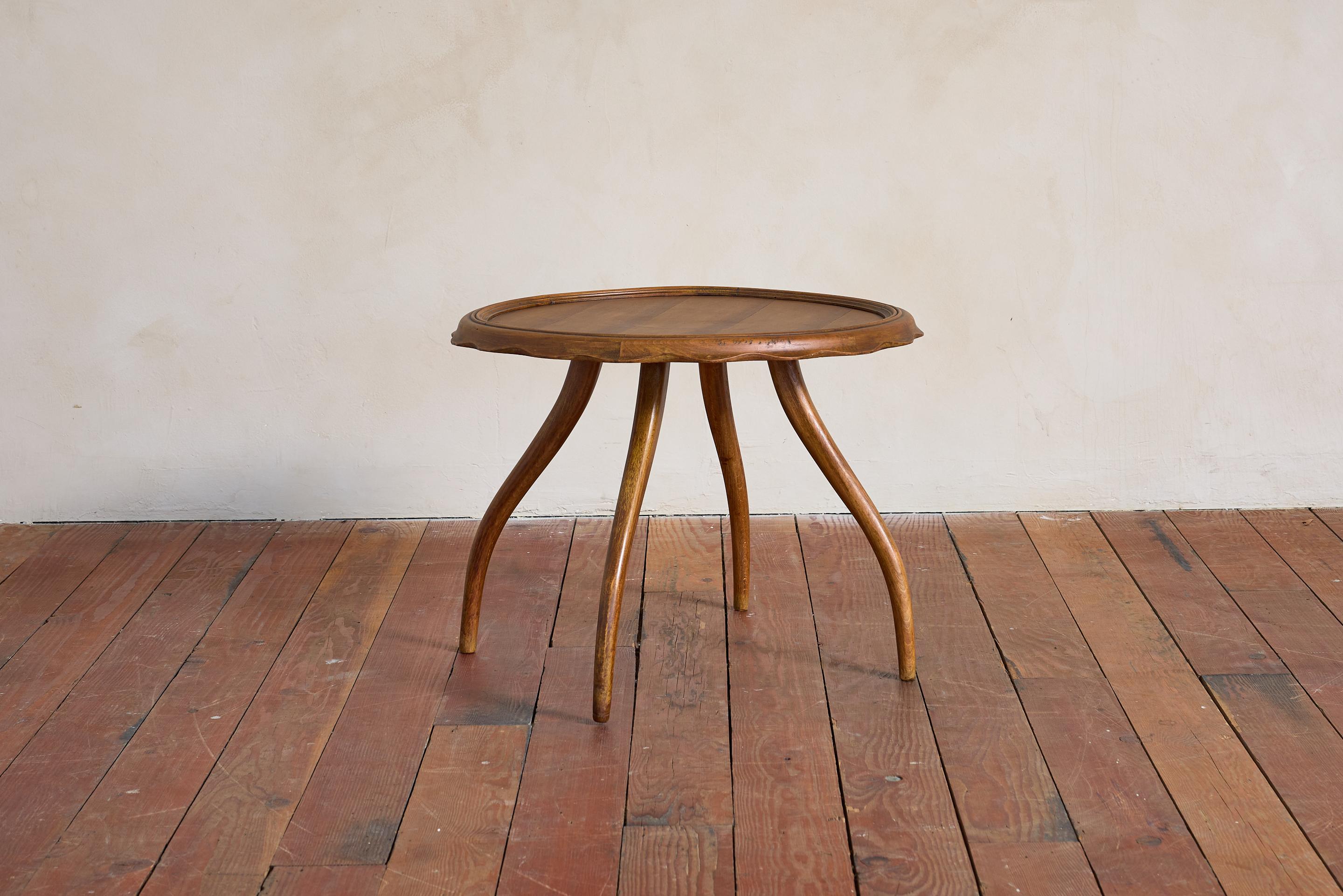 Italian Scalloped Side Table (Italienisch) im Angebot