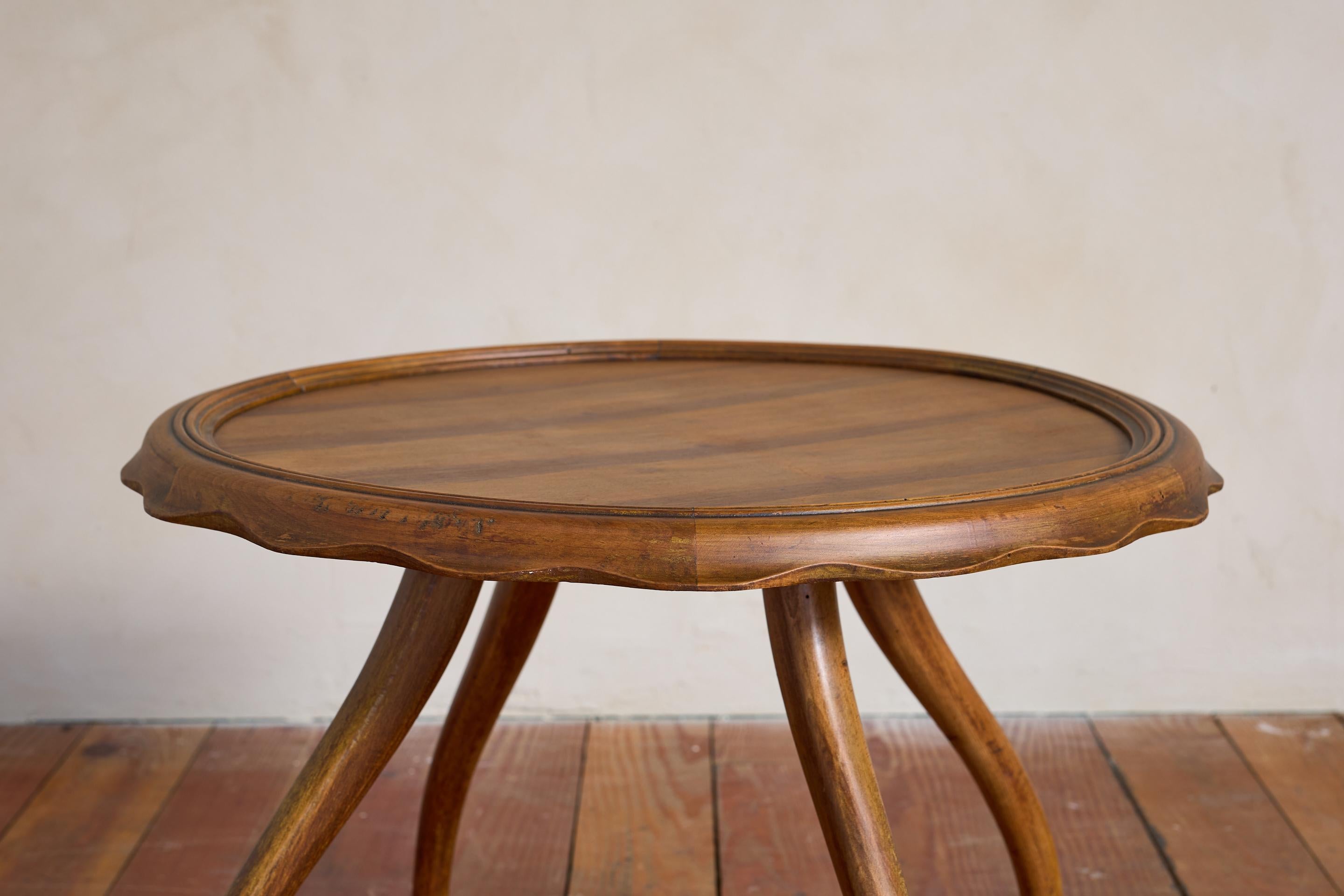 Italian Scalloped Side Table (Mitte des 20. Jahrhunderts) im Angebot