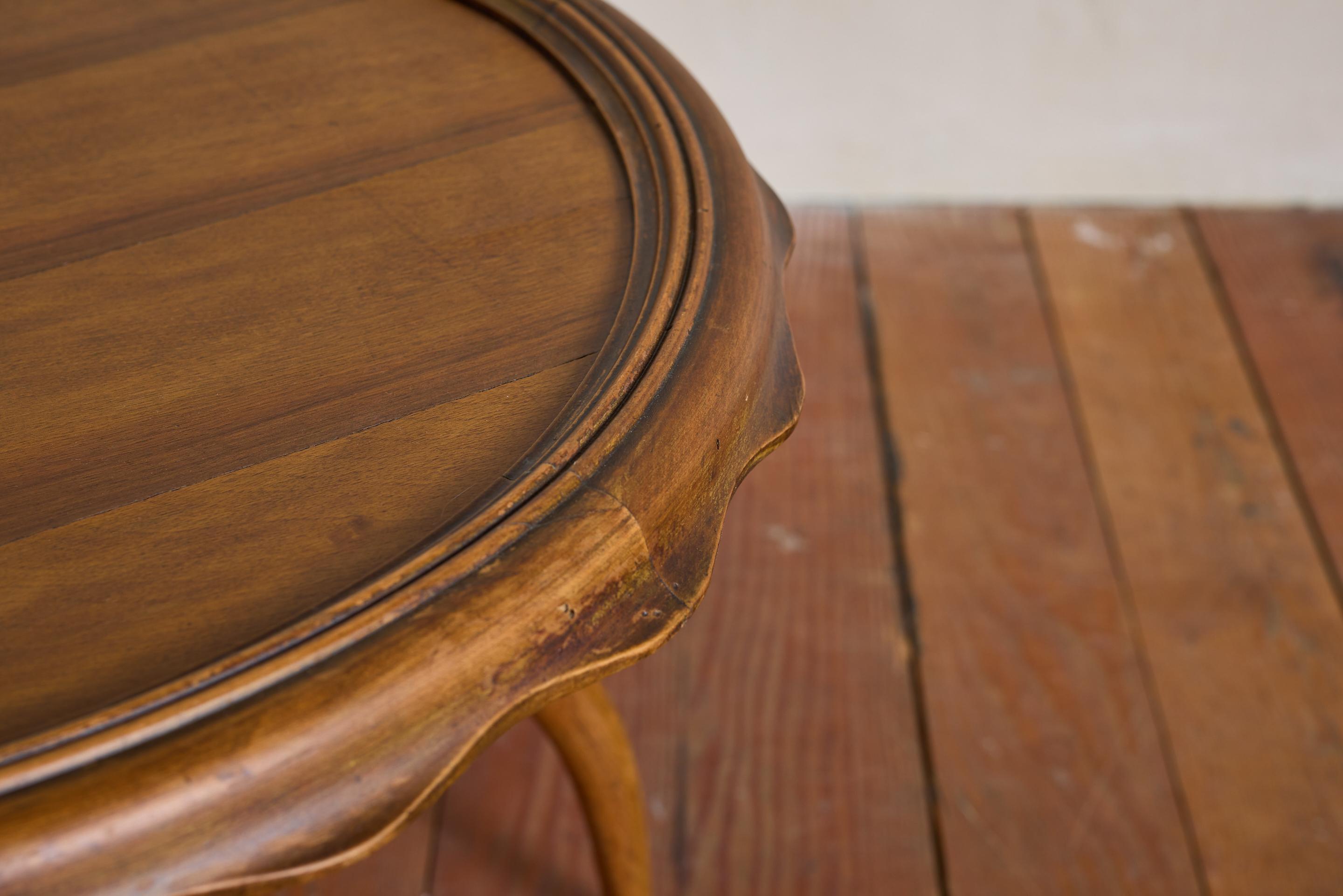 Italian Scalloped Side Table im Angebot 1