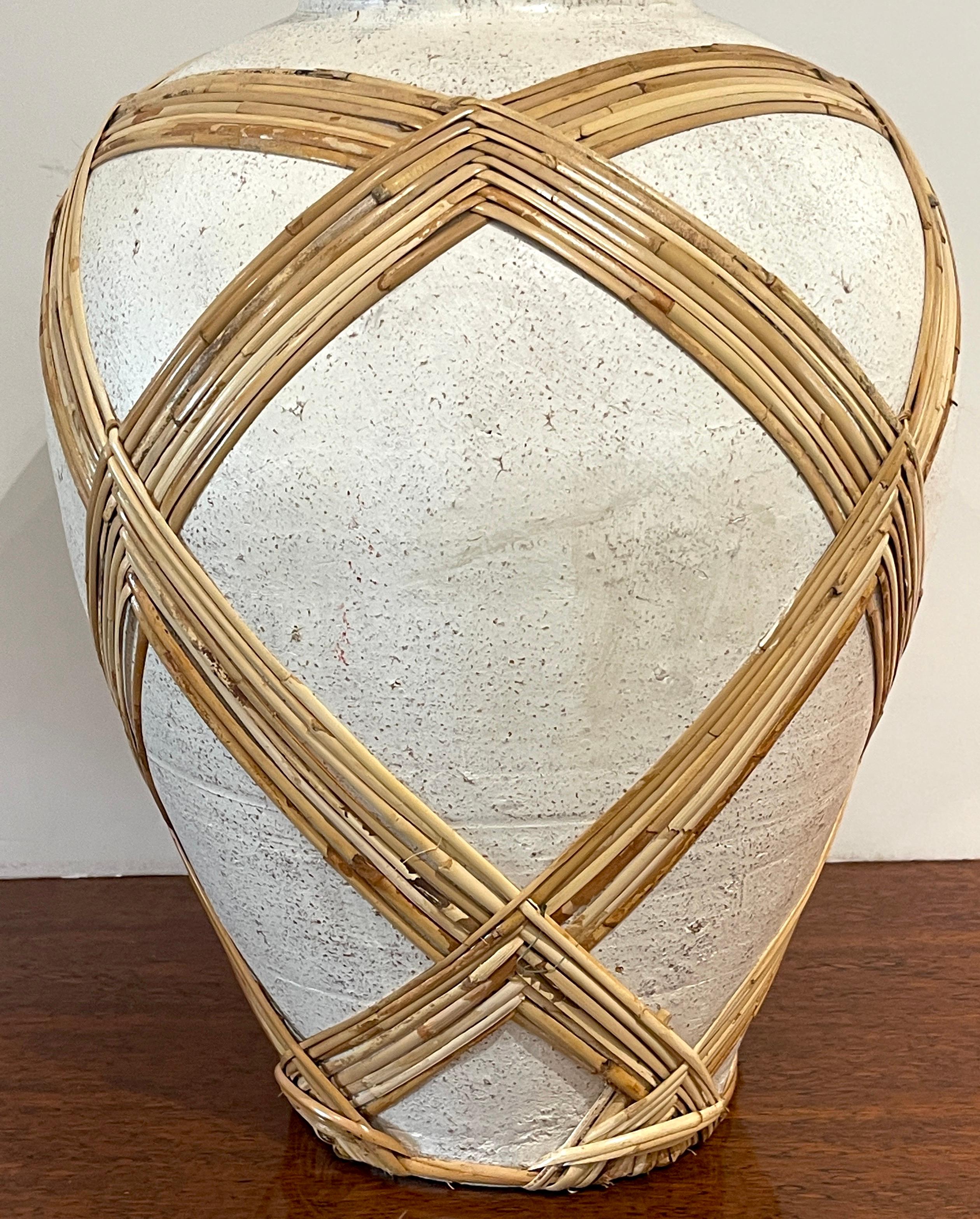 Italienische „Scava“-Keramik mit geflochtenem Rattan-Appliqu-Schirmständer oder Vase (Moderne der Mitte des Jahrhunderts) im Angebot