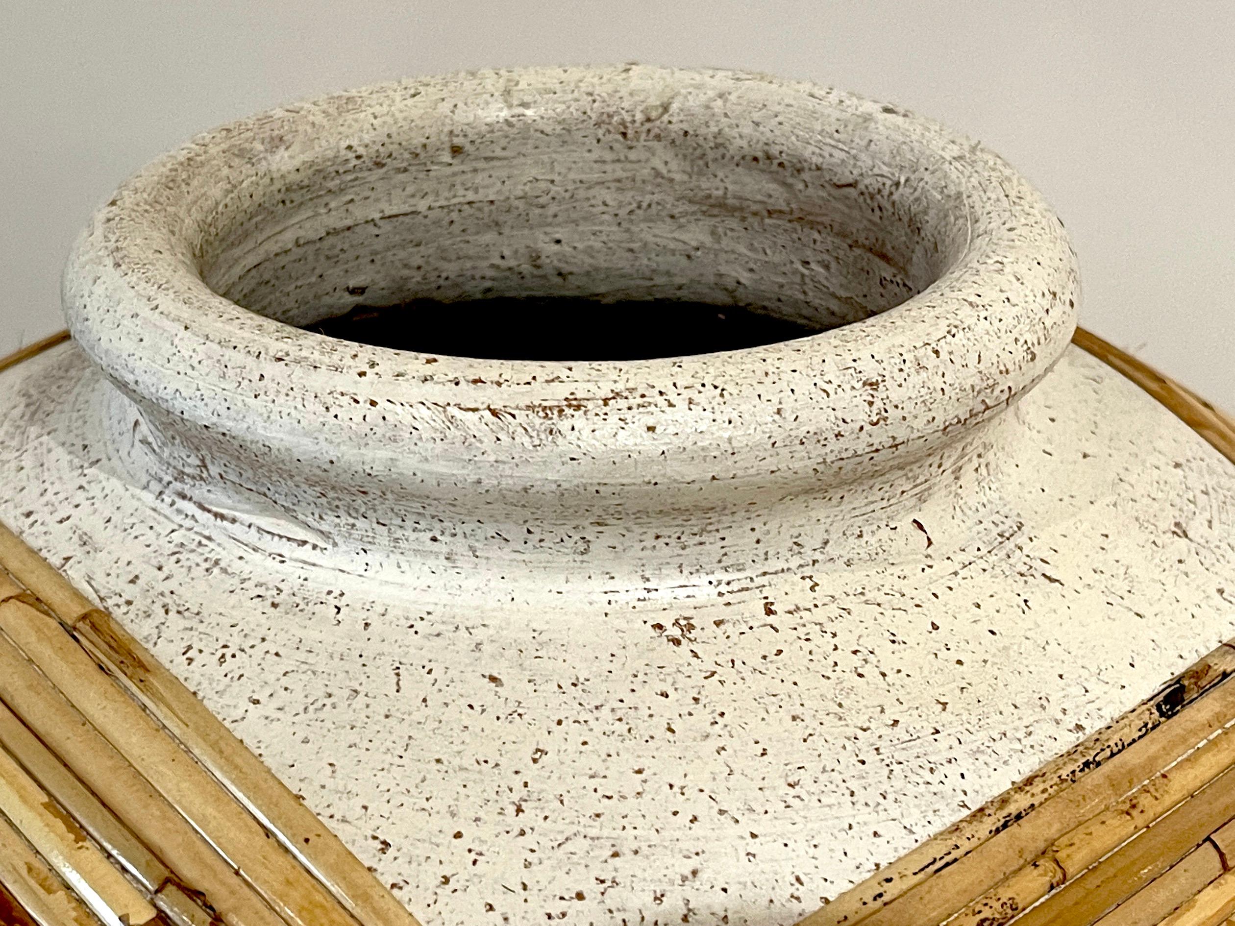 Italienische „Scava“-Keramik mit geflochtenem Rattan-Appliqu-Schirmständer oder Vase (Handgewebt) im Angebot